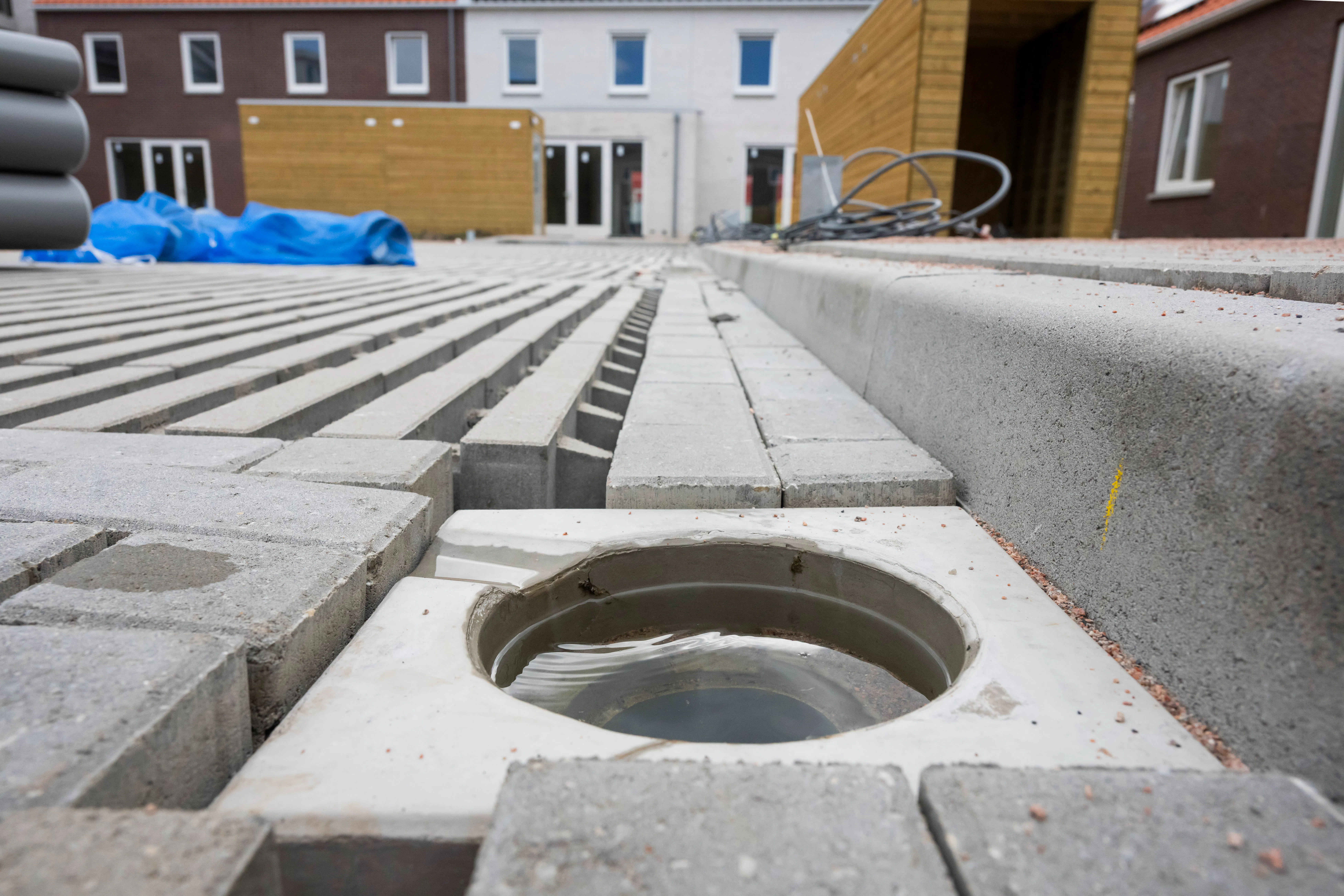 Watersysteem JustNimbus (de blauwe zak op de achtergrond) wordt in de kruipruimtes van de Harderwijkse woningen geplaatst. Foto: Ruben Schipper Fotografie