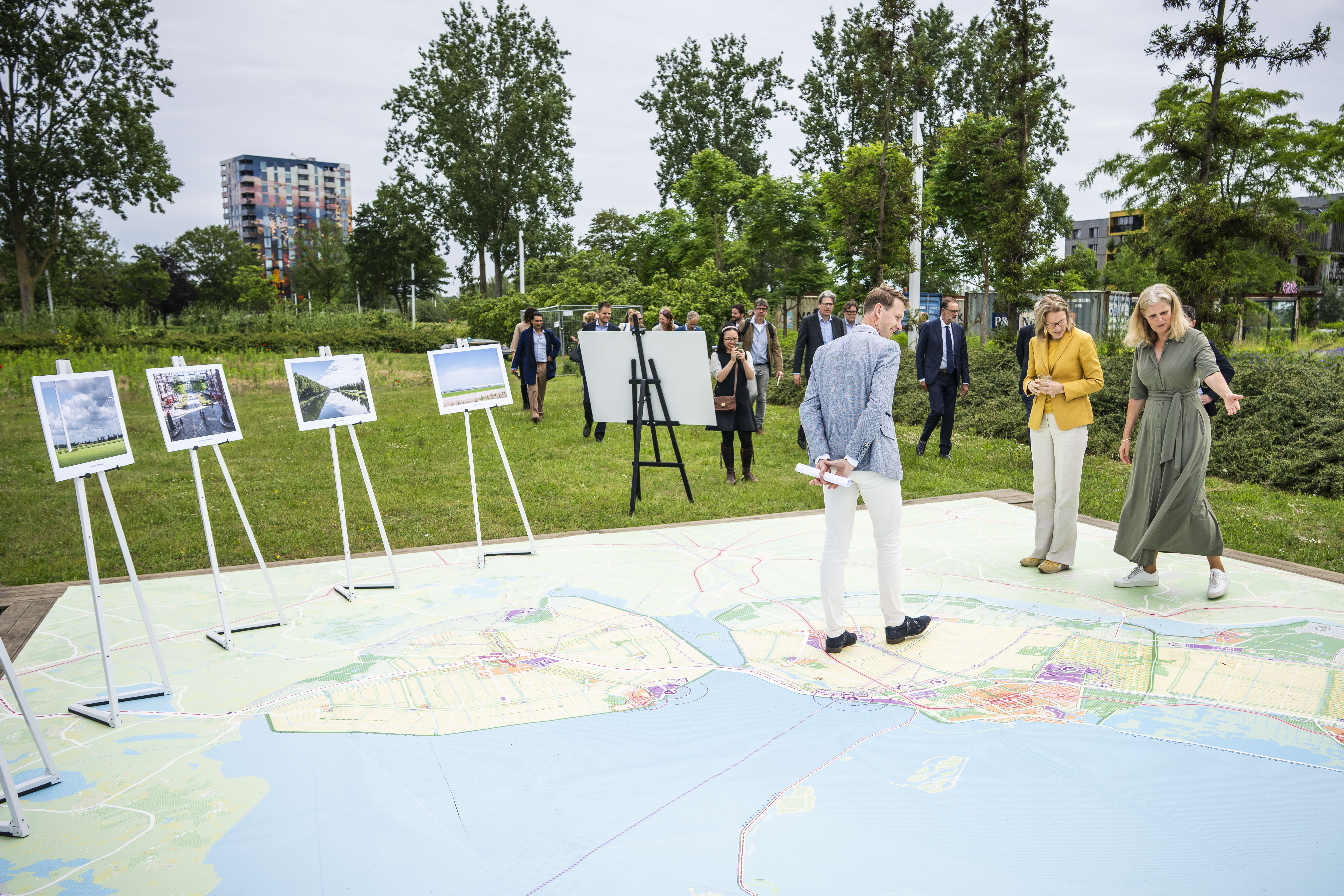 Op de plattegrond wordt nog eens benadrukt hoe dicht Almere bij Amsterdam ligt. Foto: Freek van den Bergh