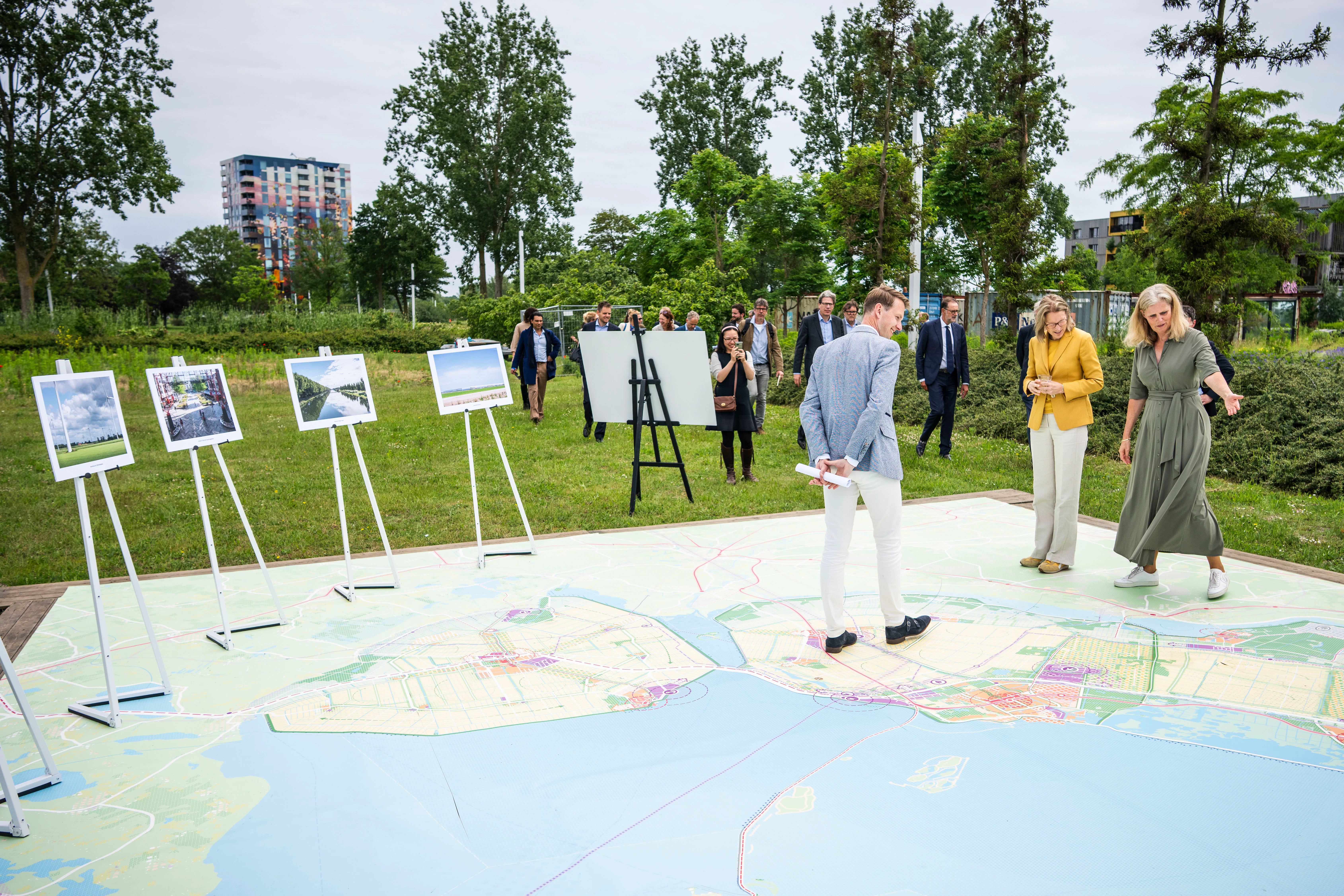 Op de plattegrond wordt nog eens benadrukt hoe dicht Almere bij Amsterdam ligt. Foto: Freek van den Bergh