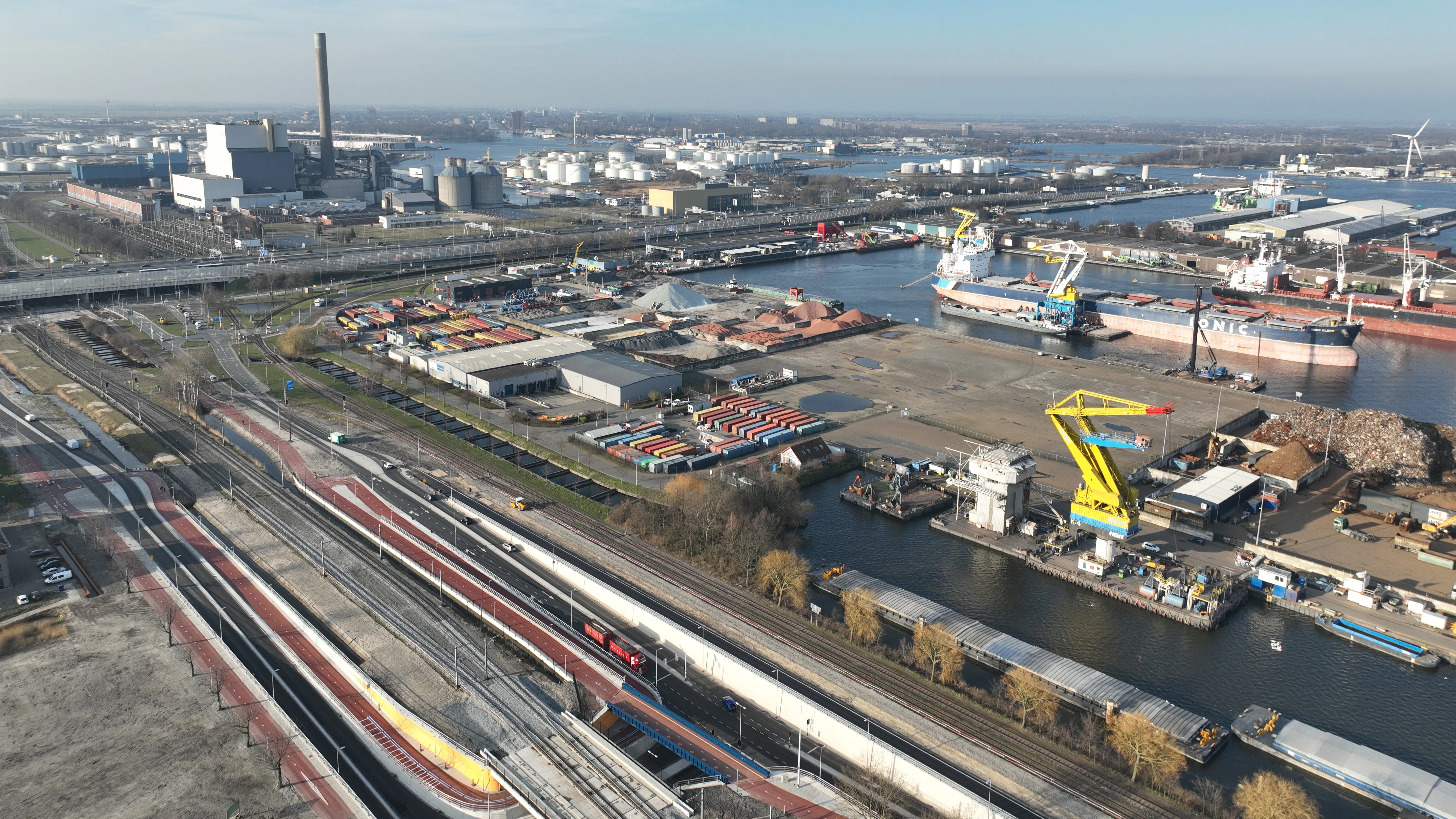 “De aanwezigheid van deze industrie heeft een effect op de leefomgeving, waar huidige en toekomstige inwoners worden blootgesteld aan schadelijke stoffen en hinder”, stelt de conceptomgevingsvisie met betrekking tot de milieucontouren. Foto: Shutterstock
