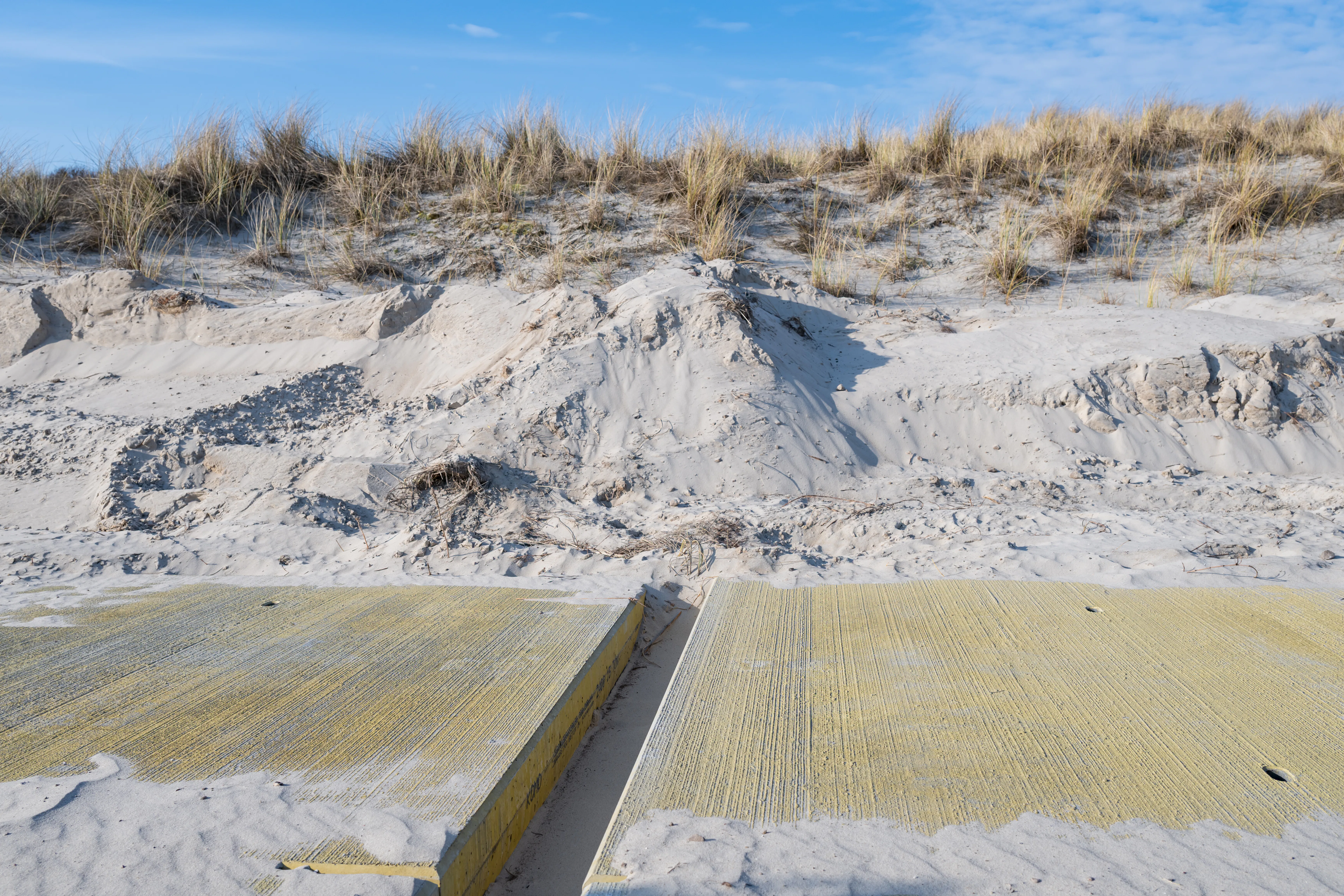 Gekleurde betonplaten met bezemstructuur op Texel.