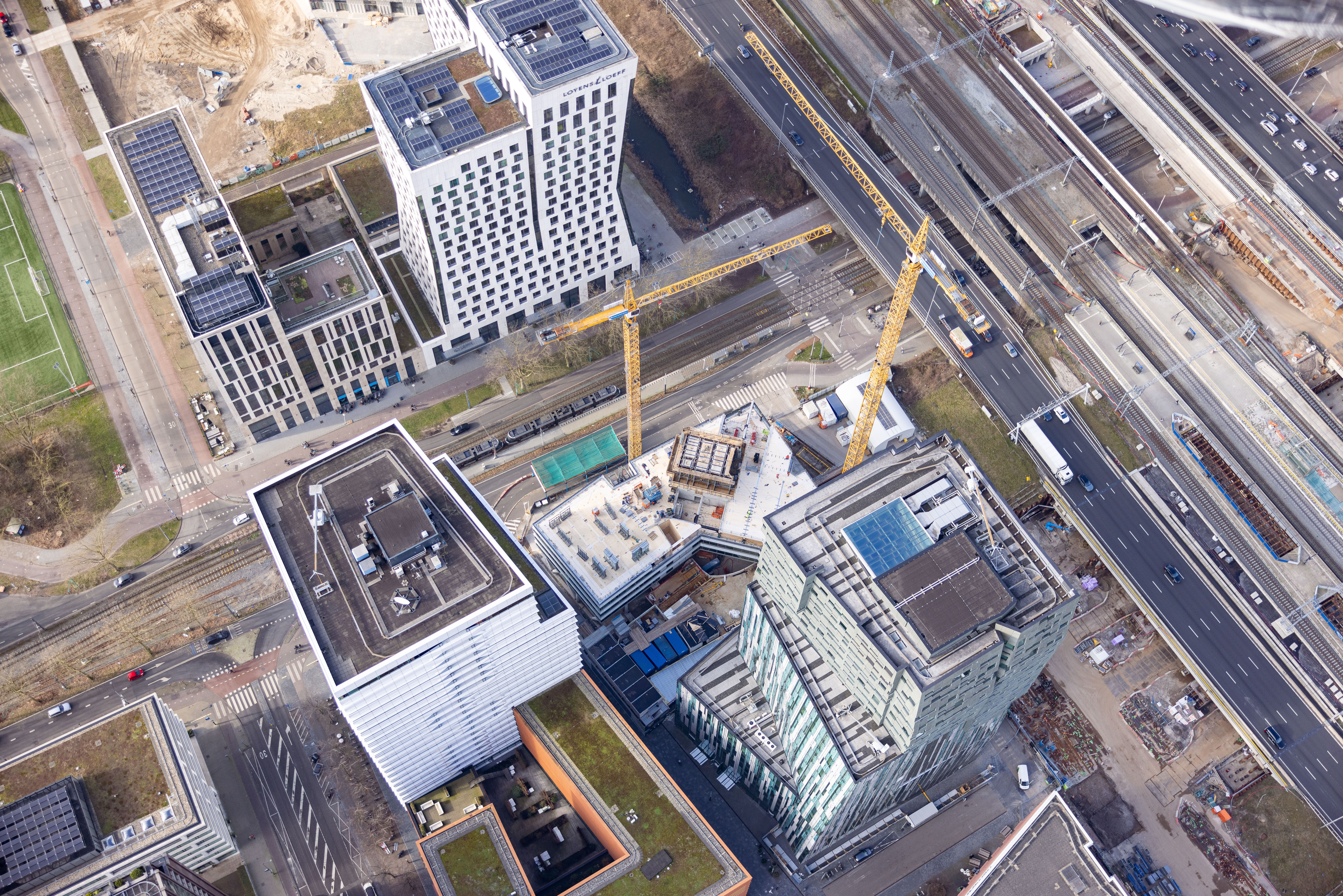 Het CubeHouse in aanbouw. Sinds begin dit jaar zetelt Arcadis in dit pand aan de Amsterdamse Zuidas. Foto: Topview / Arcadis