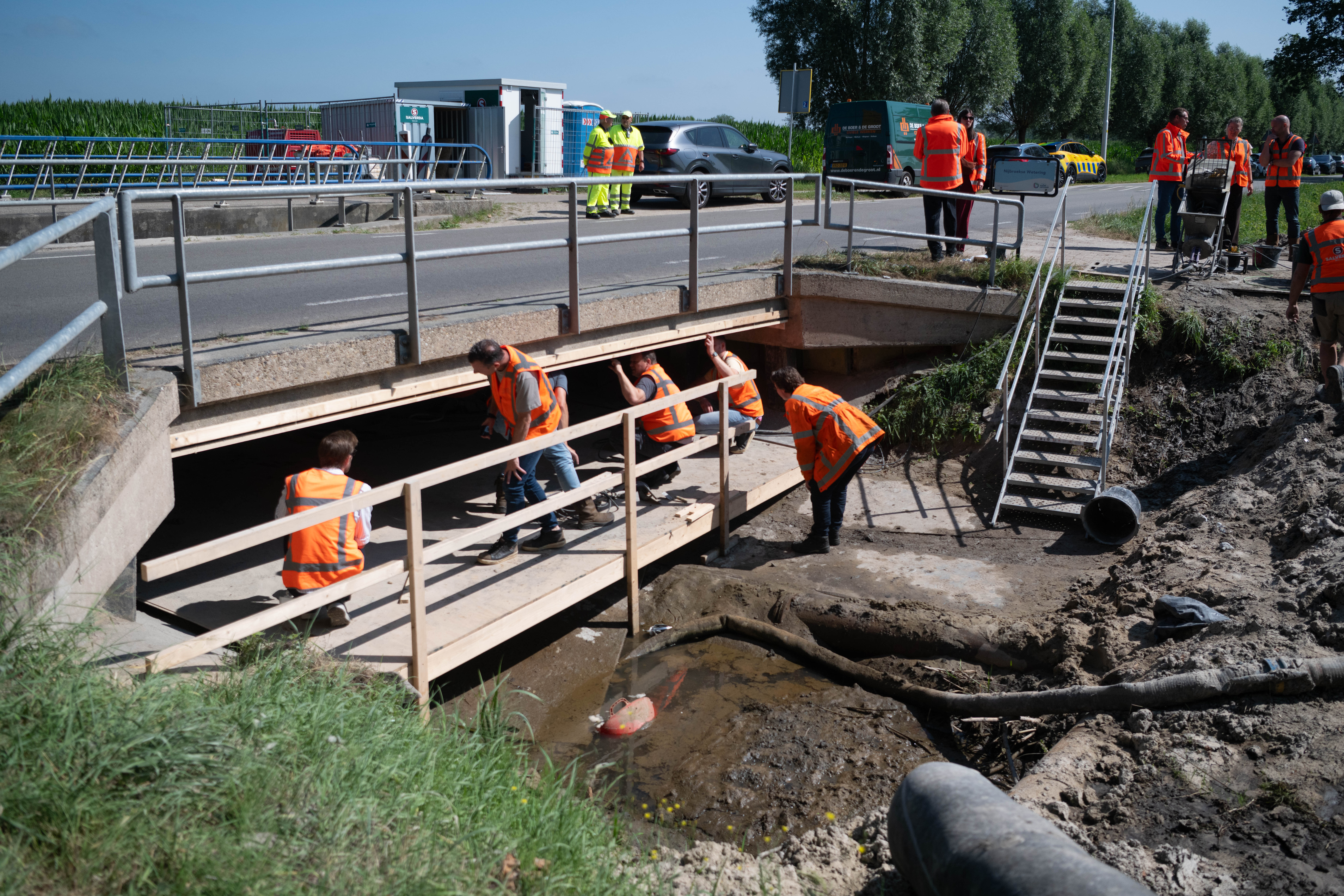 Provincie Gelderland versterkt van 22 juni tot en met 24 juli de brug over de Nijbroekse Wetering met geheugenmetaal. Genodigden krijgen de kans om de techniek te bekijken. Foto: Ruben Meijerink/APA FOTO
