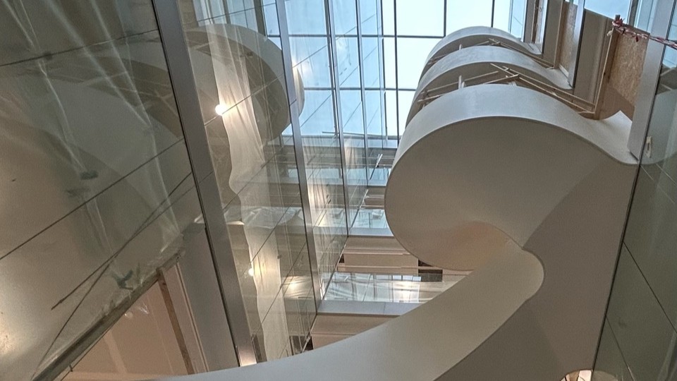 De draaitrap van ABN-AMRO rijst als een reusachtige kurkentrekker op uit een groot atrium. Foto: EeStairs