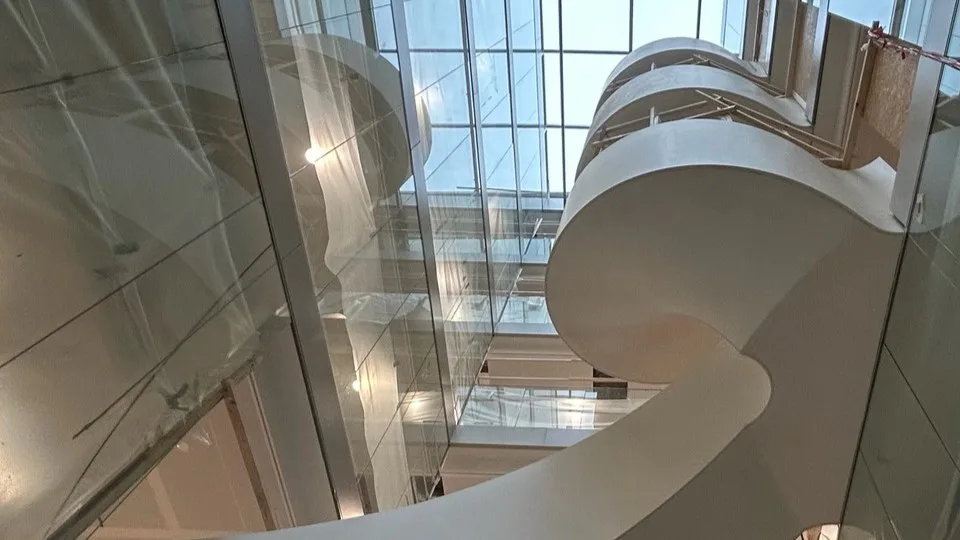 De draaitrap van ABN-AMRO rijst als een reusachtige kurkentrekker op uit een groot atrium. Foto: EeStairs