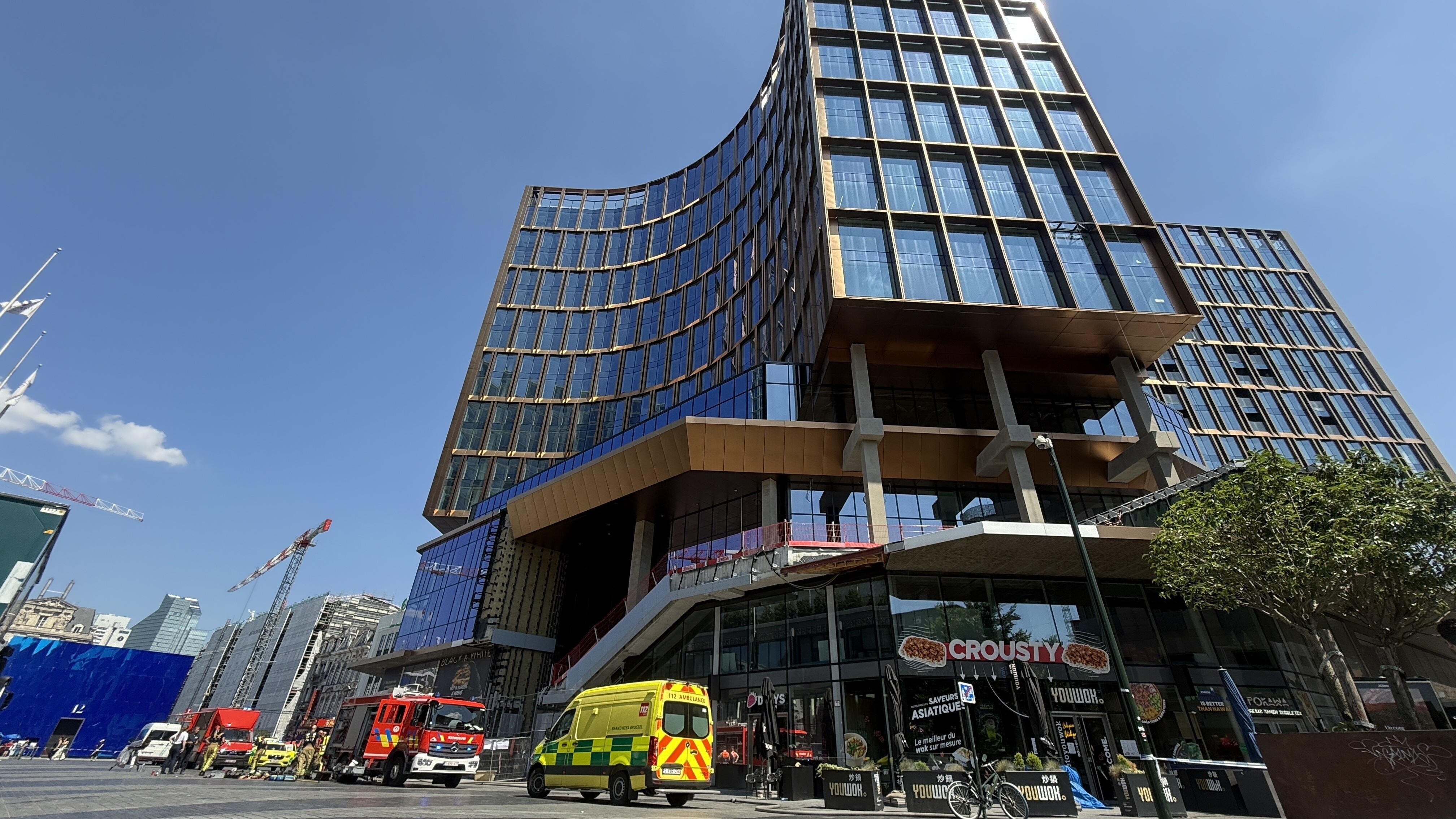 Het OXY gebouw in Brussel is afgesloten voor nader onderzoek. Gister vielen er zes doden bij een brand. 
Foto: ANP