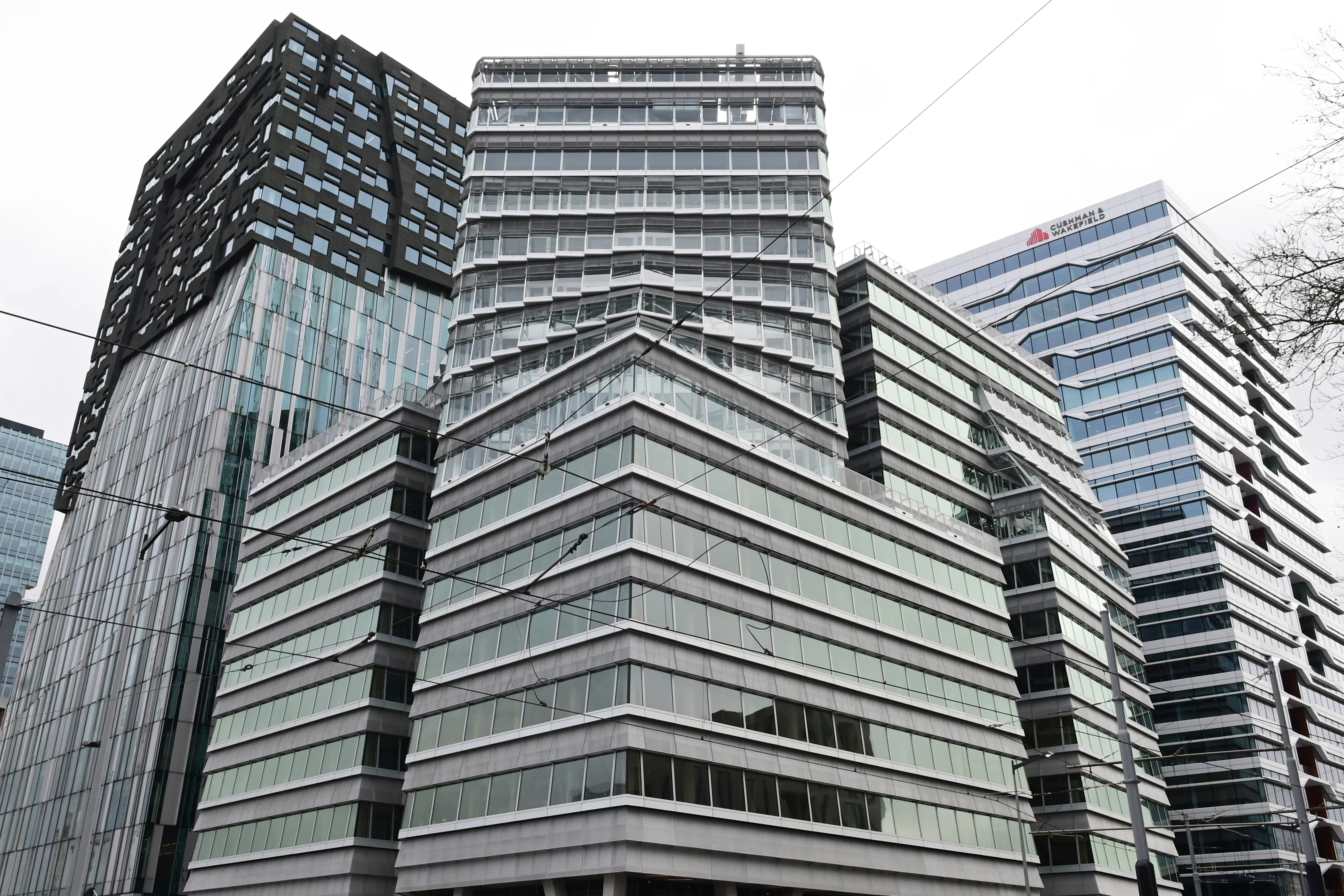 Sinds begin dit jaar wordt Arcadis bestuurd vanuit dit nieuwe gebouw aan de Zuidas. Het Canadese WSP doet verwoede pogingen het van oorsprong Nederlandse ingenieursbureau over te nemen. Foto: Ronald Bakker
