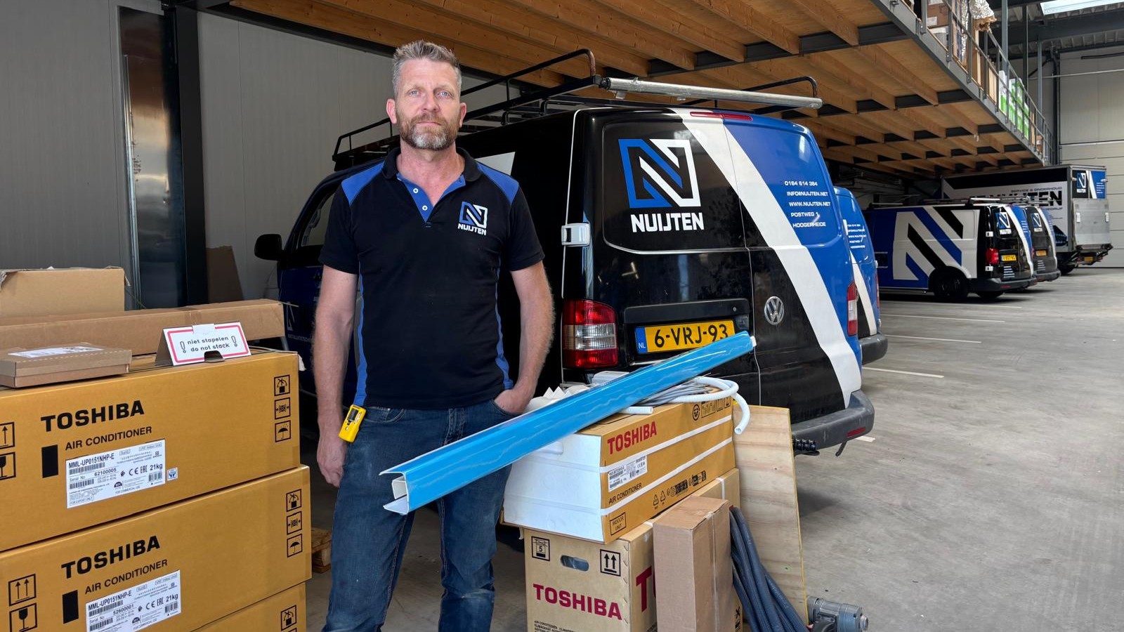 Cristian Nuijten in de opslagloods met een nieuwe voorraad airco's. Foto: Britt Klijn