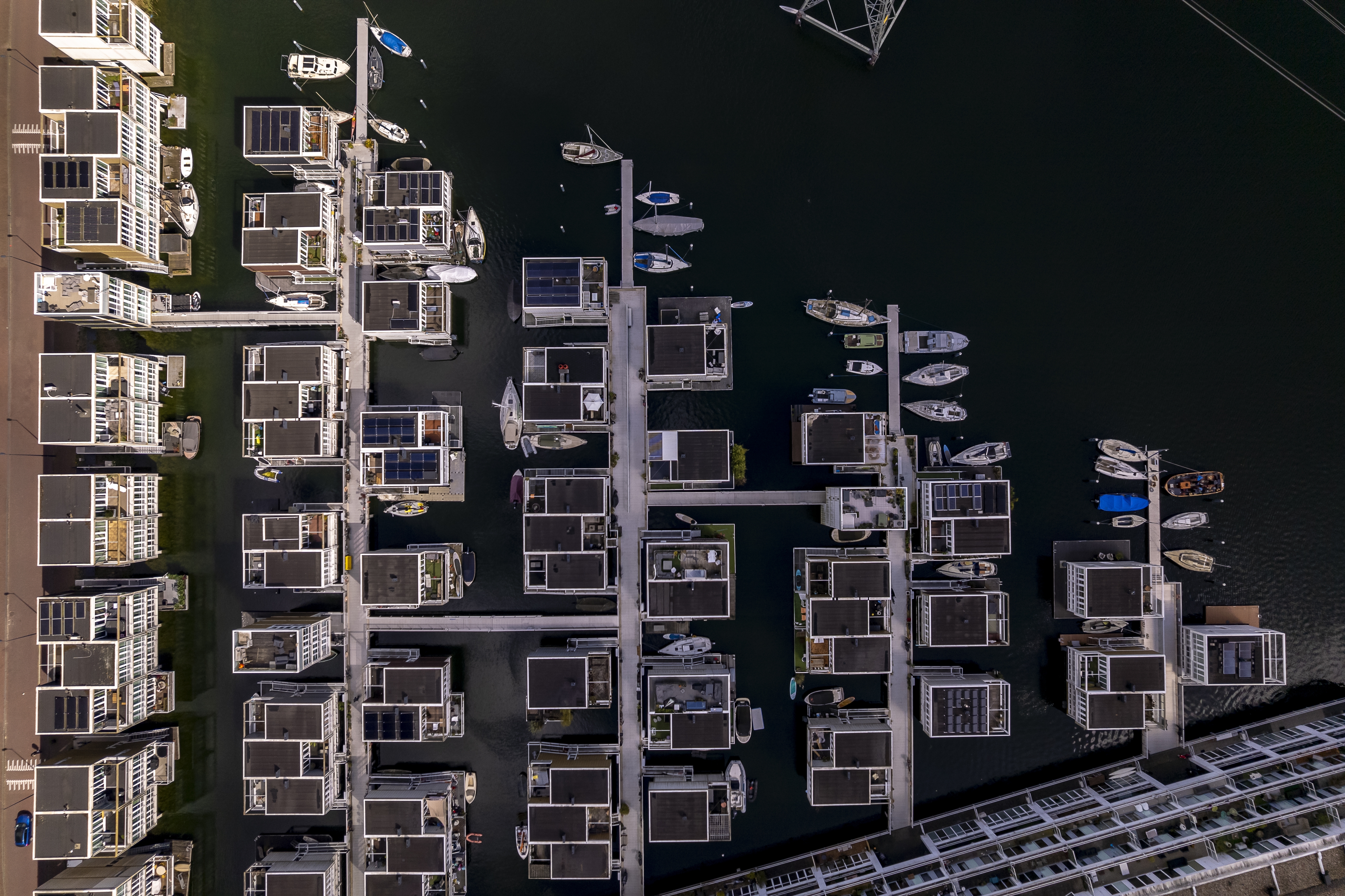 Bestaande voorbeelden van drijvend wonen, zoals in de Amsterdamse wijk IJburg (waar 55 waterwoningen liggen) zijn wat waterbouwkundig onderzoeker Labeur betreft slechts voorzichtige opstapjes. Foto: AN 