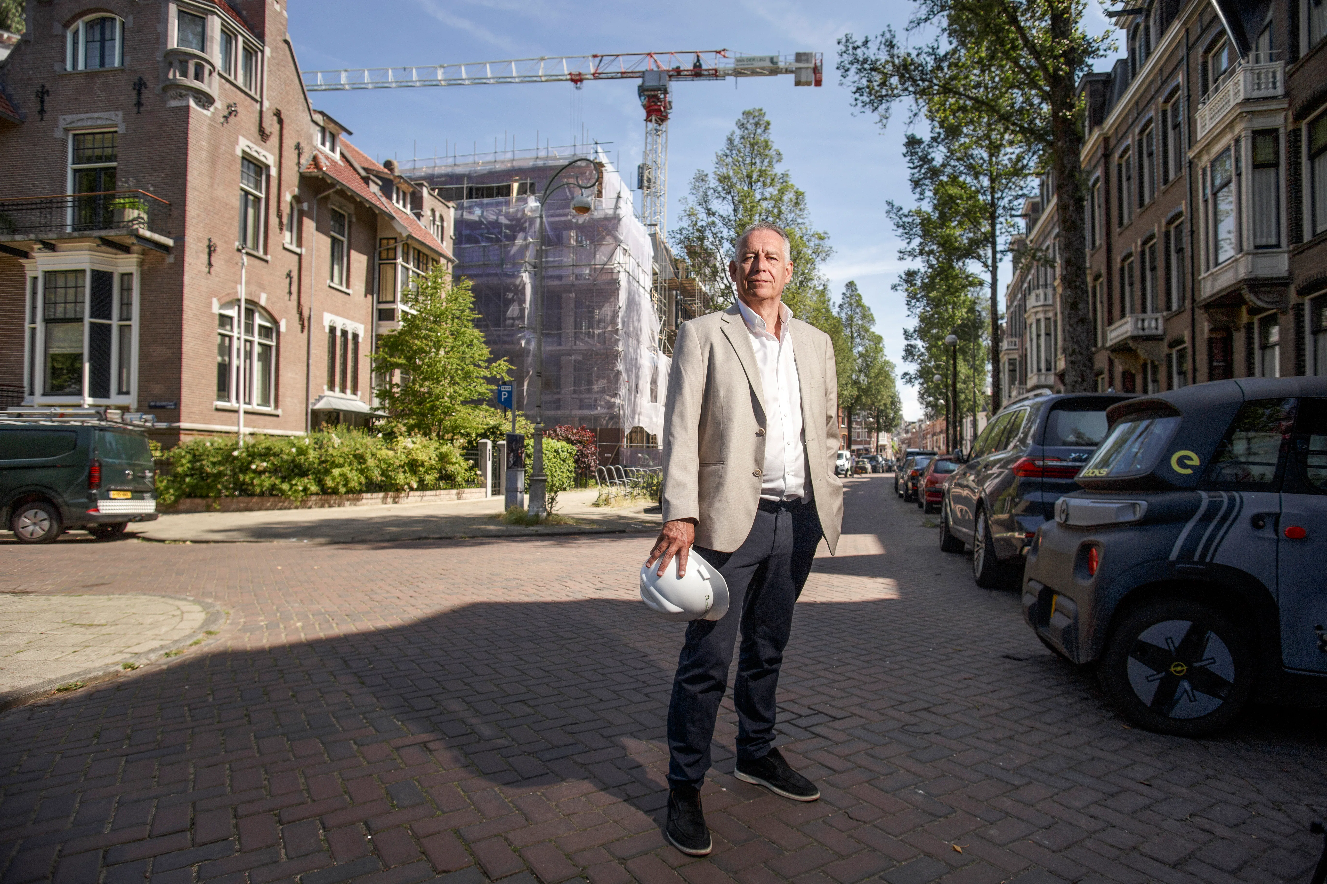Rob van der Leij bij hun project aan de Van Eeghenstraat 70-72 in Amsterdam. Foto: Eran Oppenheimer