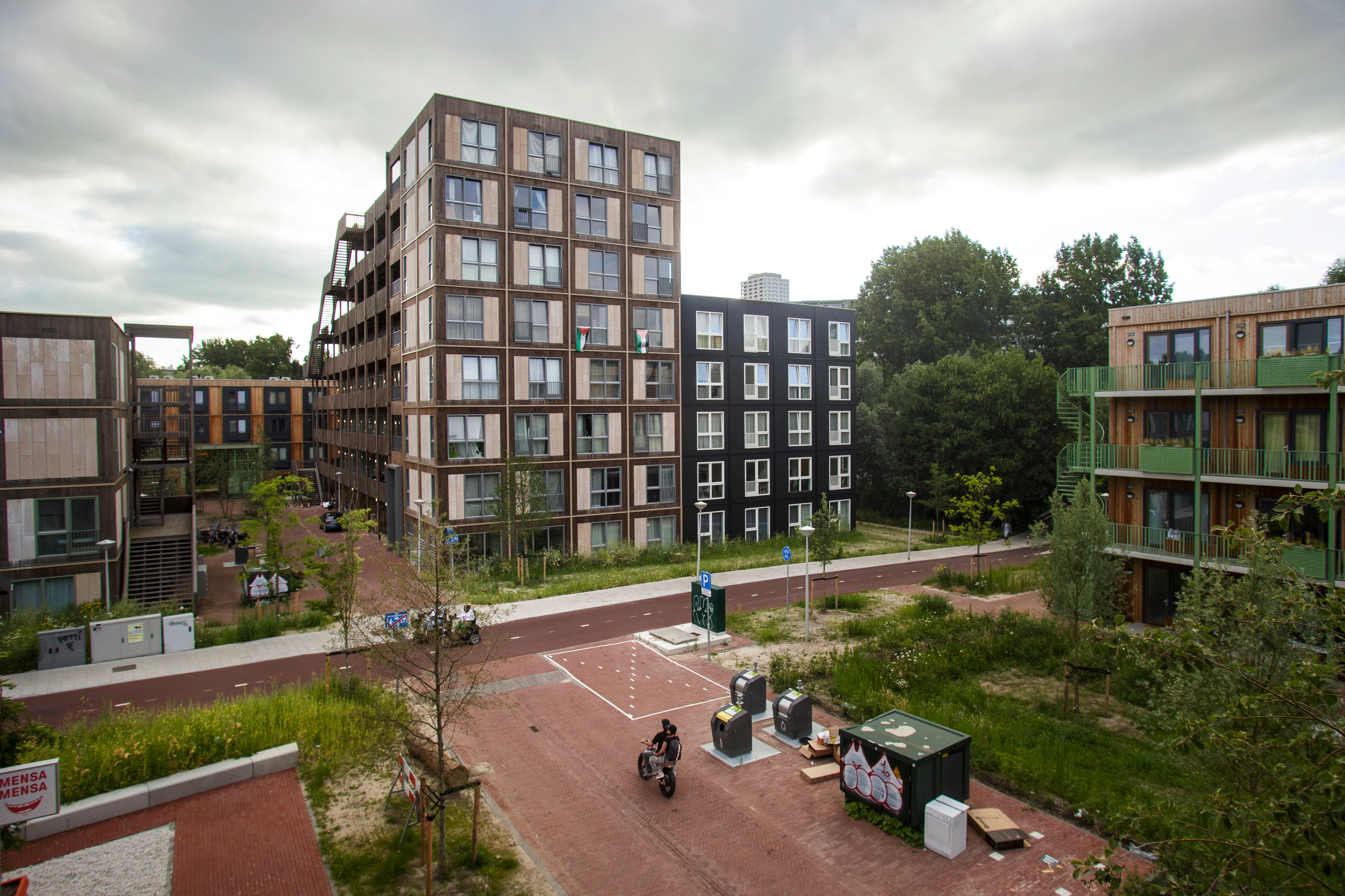 Gebouw W2 van Brasa Village in Amsterdam Zuidoost is onderwerp van onderzoek. Foto: Eran Oppenheimer