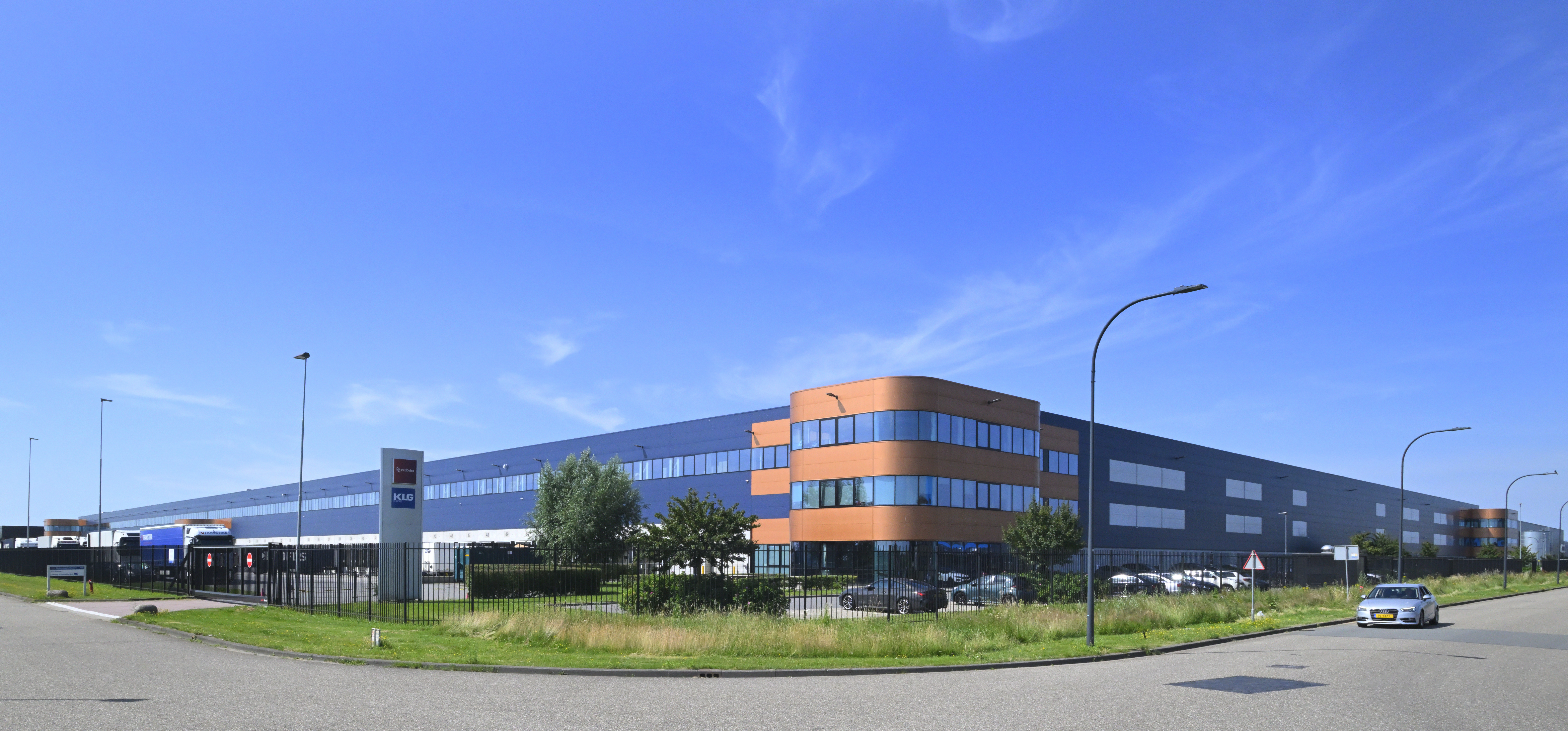 De lange rechte lijnen van het distributiecentrum van ProDelta aan de Pakketweg in Waalwijk worden onderbroken door een afgerond volume op de hoek. Opgeleverd door Roozen Van Hoppe in 2021. Voor 22.500 van de 70.000 m2 zoekt de eigenaar momenteel een huurder. Foto: Erald van der Aa