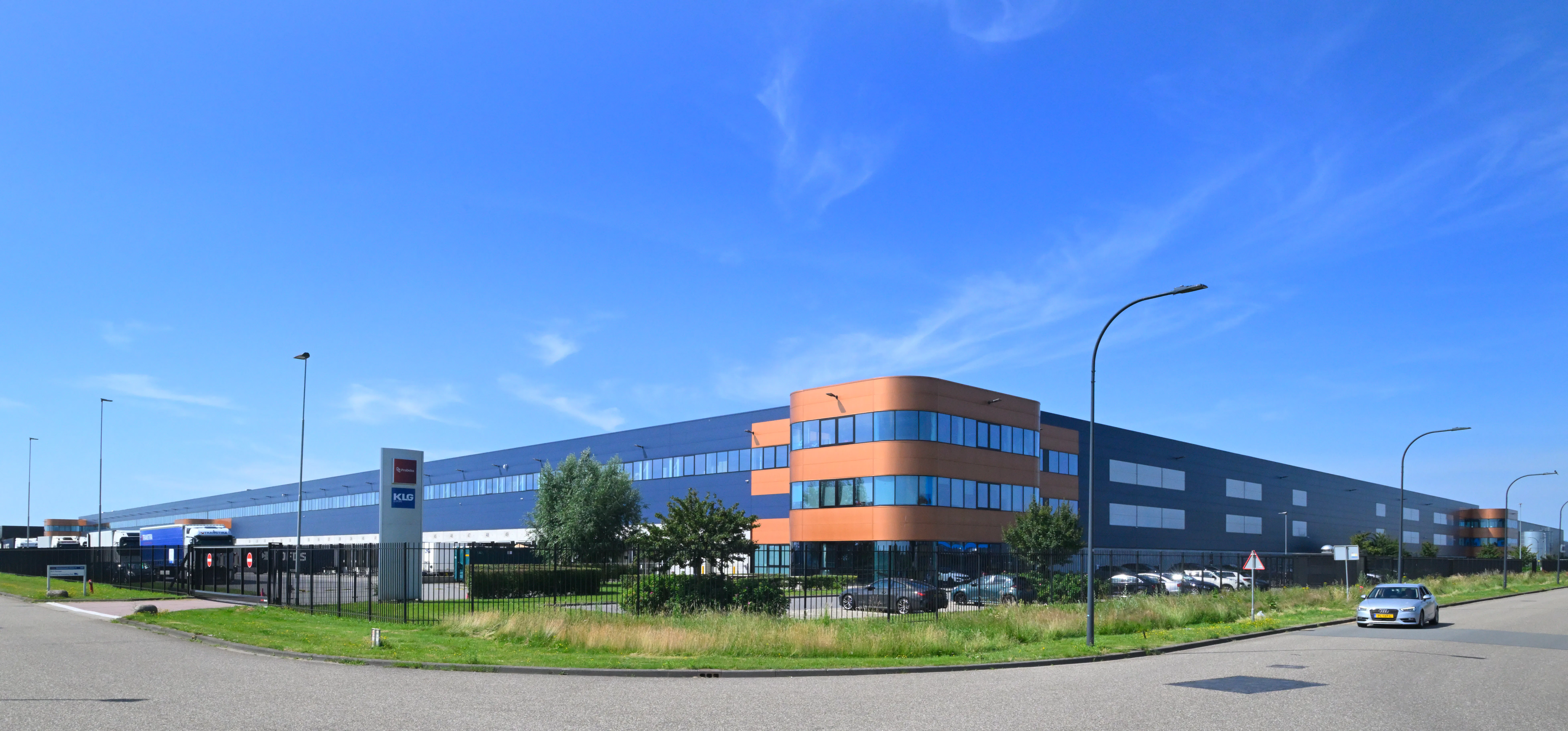 De lange rechte lijnen van het distributiecentrum van ProDelta aan de Pakketweg in Waalwijk worden onderbroken door een afgerond volume op de hoek. Opgeleverd door Roozen Van Hoppe in 2021. Voor 22.500 van de 70.000 m2 zoekt de eigenaar momenteel een huurder. Foto: Erald van der Aa