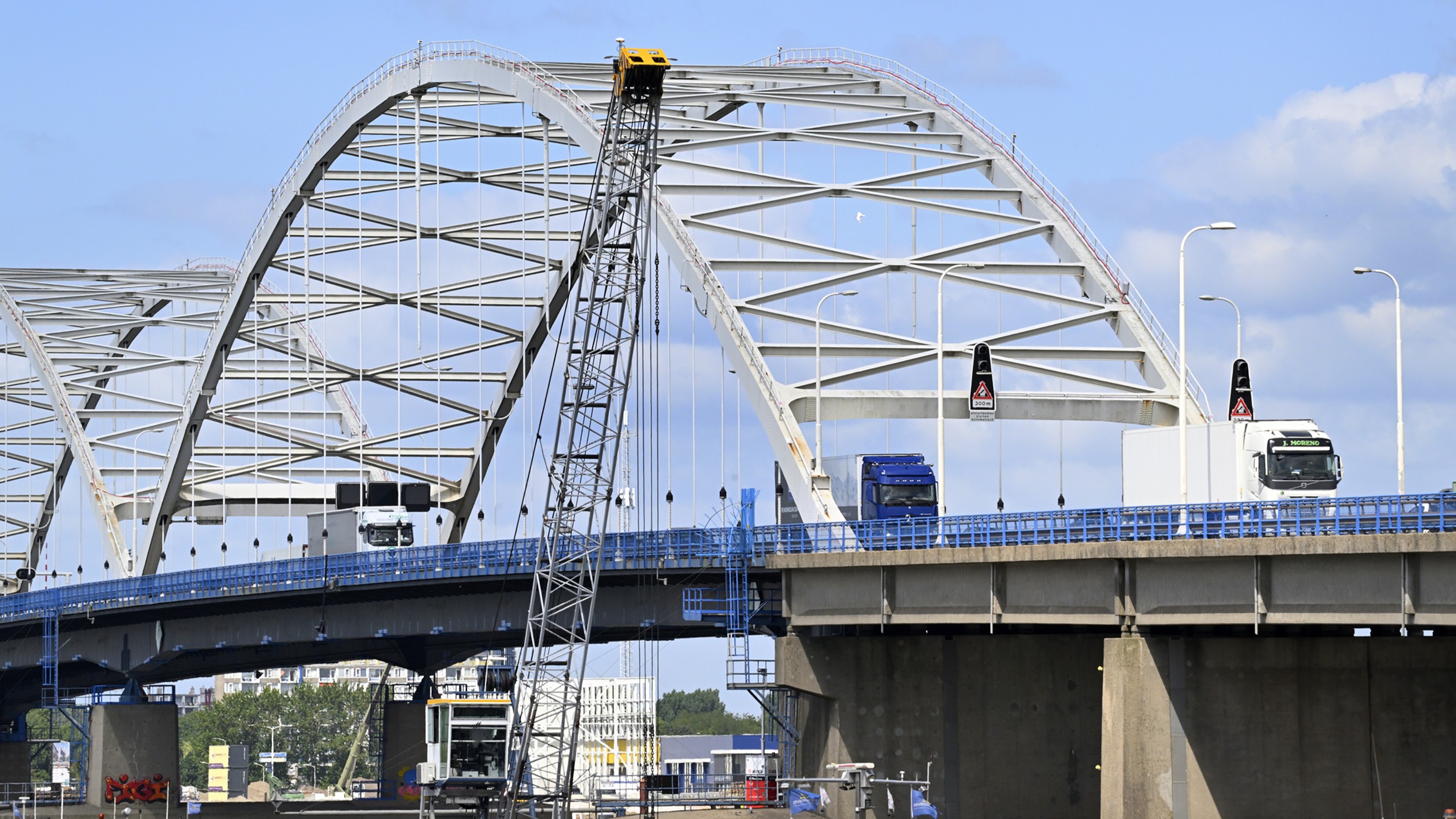 Ondanks een verbod blijven vrachtwagens toch gebruikmaken van de Merwedebrug. Foto: Erald van der Aa