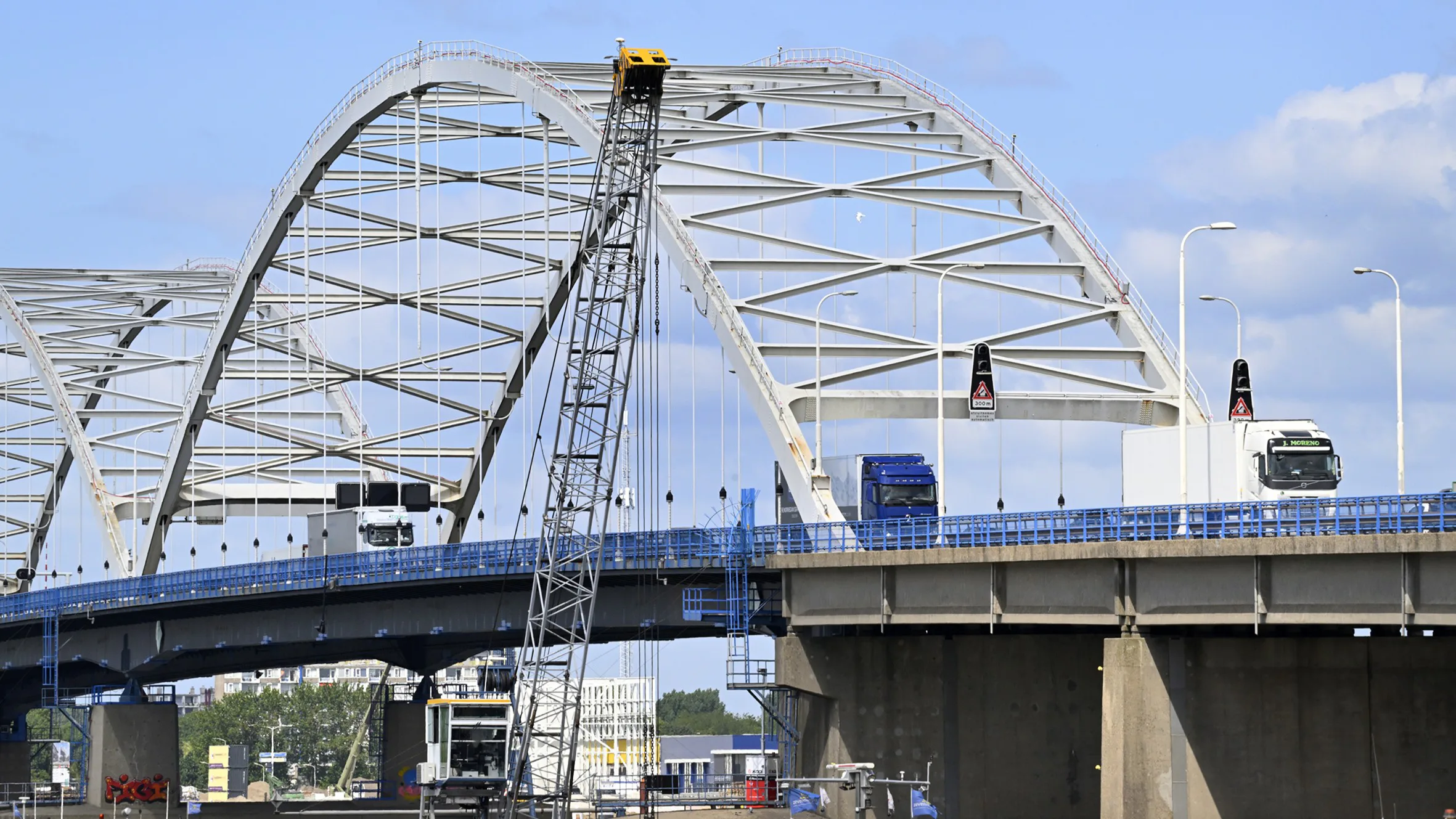 Ondanks een verbod blijven vrachtwagens toch gebruikmaken van de Merwedebrug. Foto: Erald van der Aa