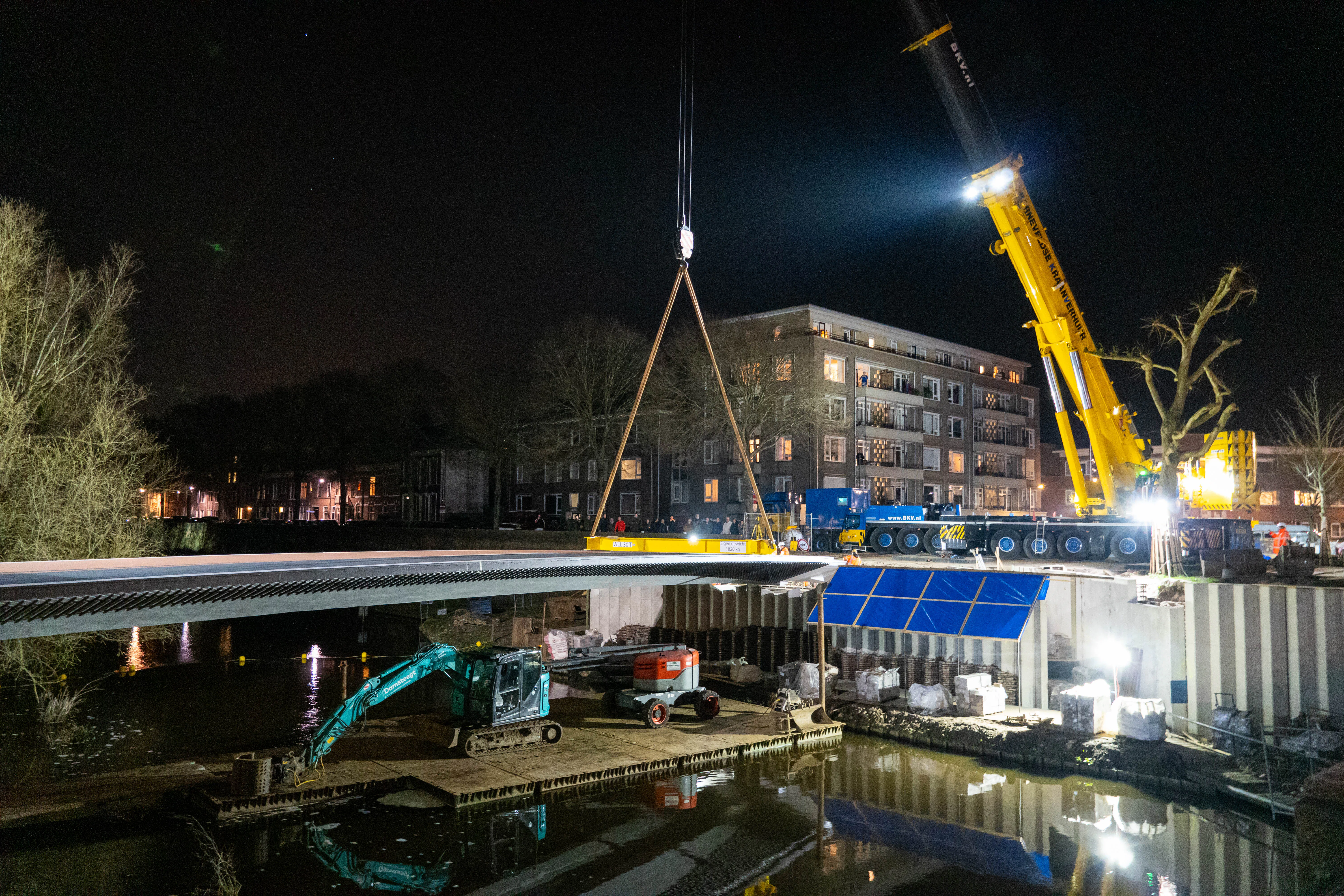 Verweij: "Het transport vond in één nacht plaats en was ongeveer 48 meter lang. Eenmaal op locatie volgde een indrukwekkende hijsoperatie. Met twee grote telekranen is de brug geplaatst."