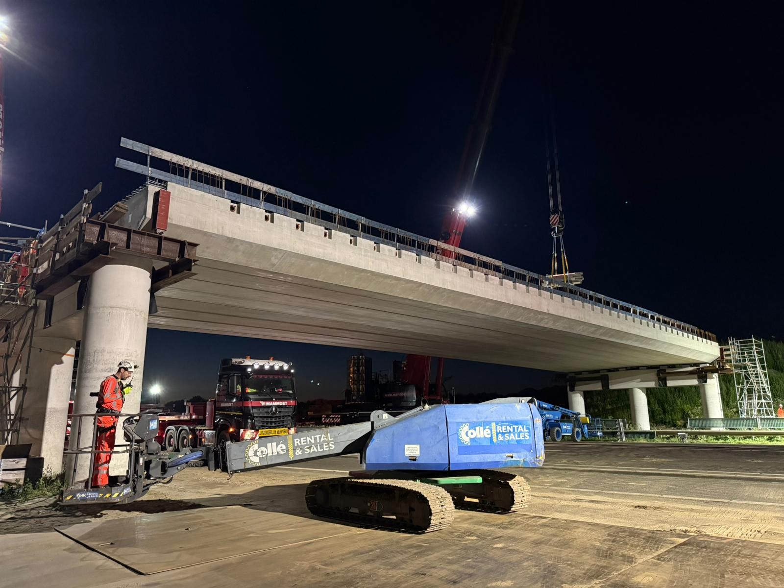 Het plaatsen van betonnen prefab liggers voor viaduct Groote Haar bij Gorinchem. Dat verbindt twee rotondes bij de A27. Dit gebeurde in de zomer van 2026. Foto: Rijkswaterstaat