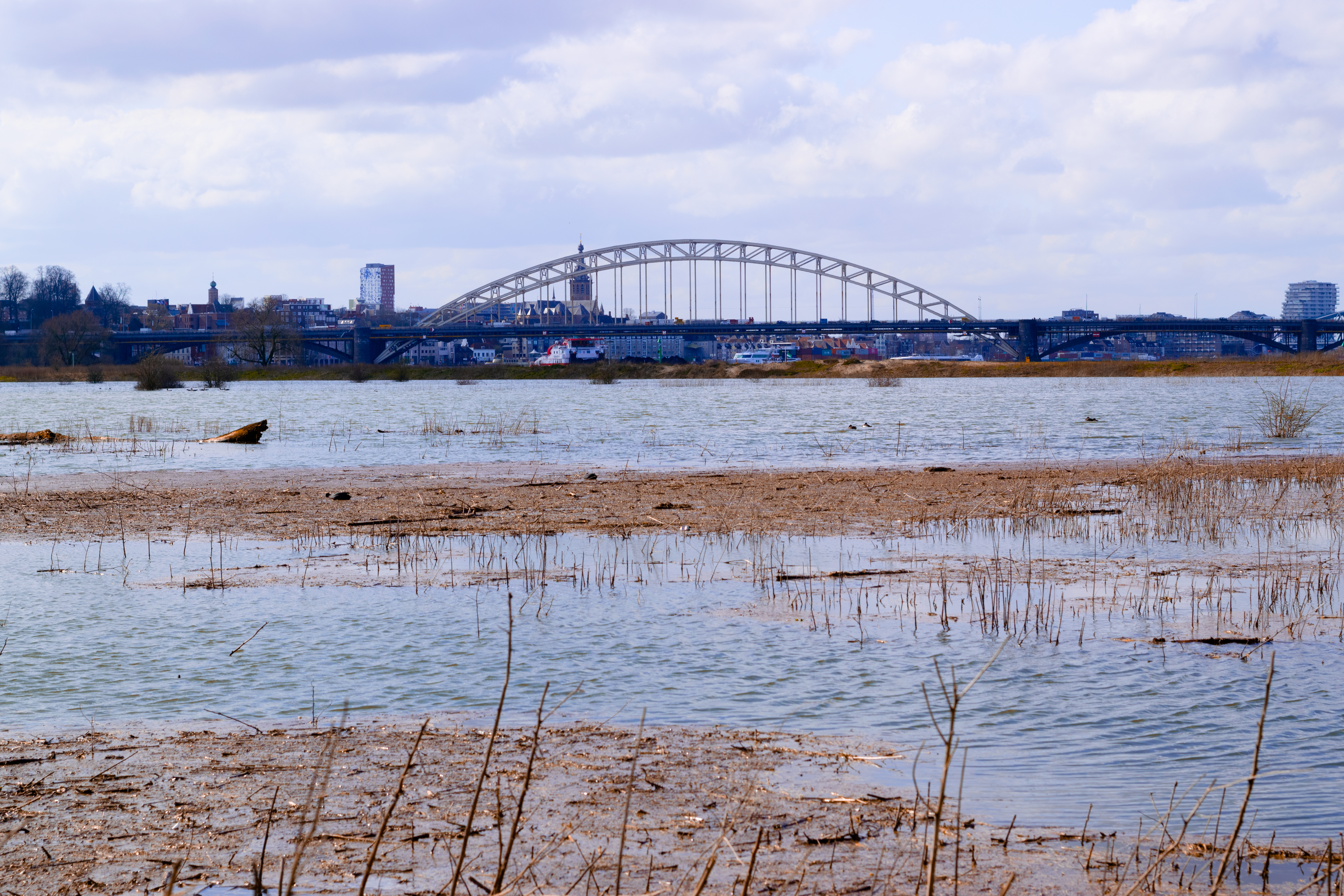 In de afgelopen 50 jaar daalde de rivierbodem van de Waal 1,5 tot 2 meter. Foto: Shutterstock