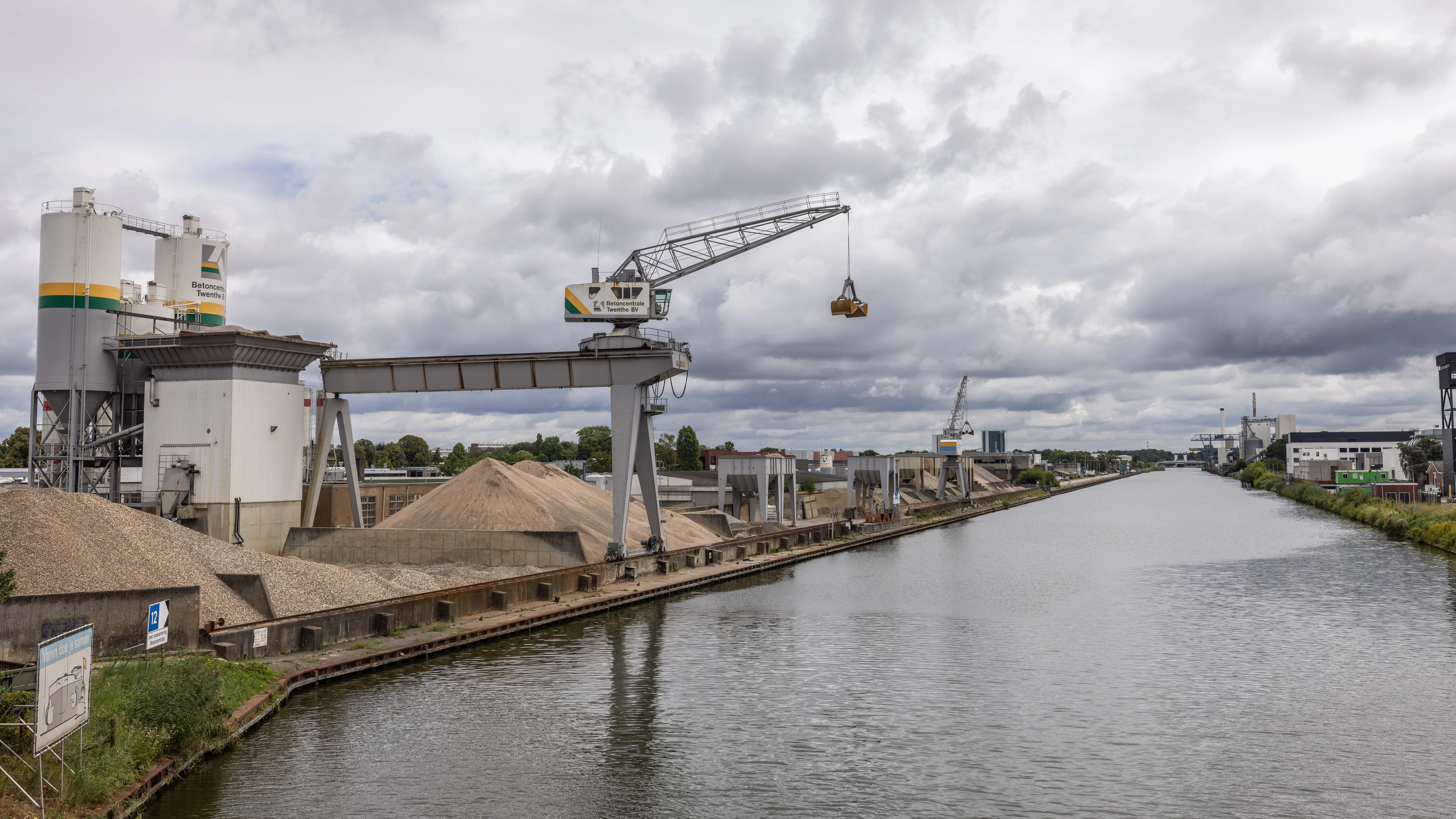 Een stilstaande kraan bij de Betoncentrale Twenthe in Hengelo. Vanwege het gestremde Twentekanaal leveren binnenvaartschepen hier geen grondstoffen meer af.
