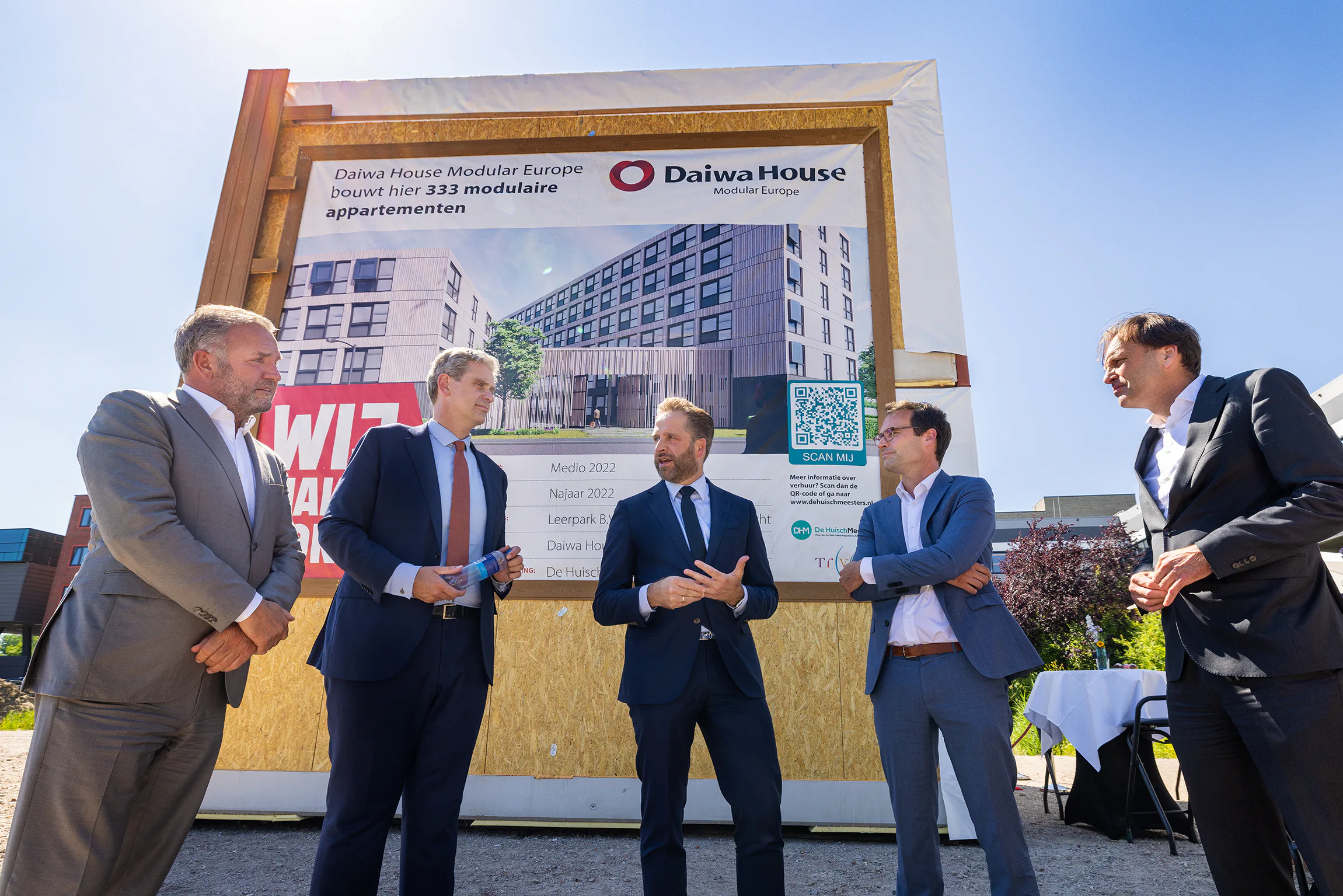 Minister voor wonen, Hugo de Jonge, bracht in 2022 een werkbezoek aan een project van Daiwa in Dordrecht, Foto: Daiwa House Modular Europe