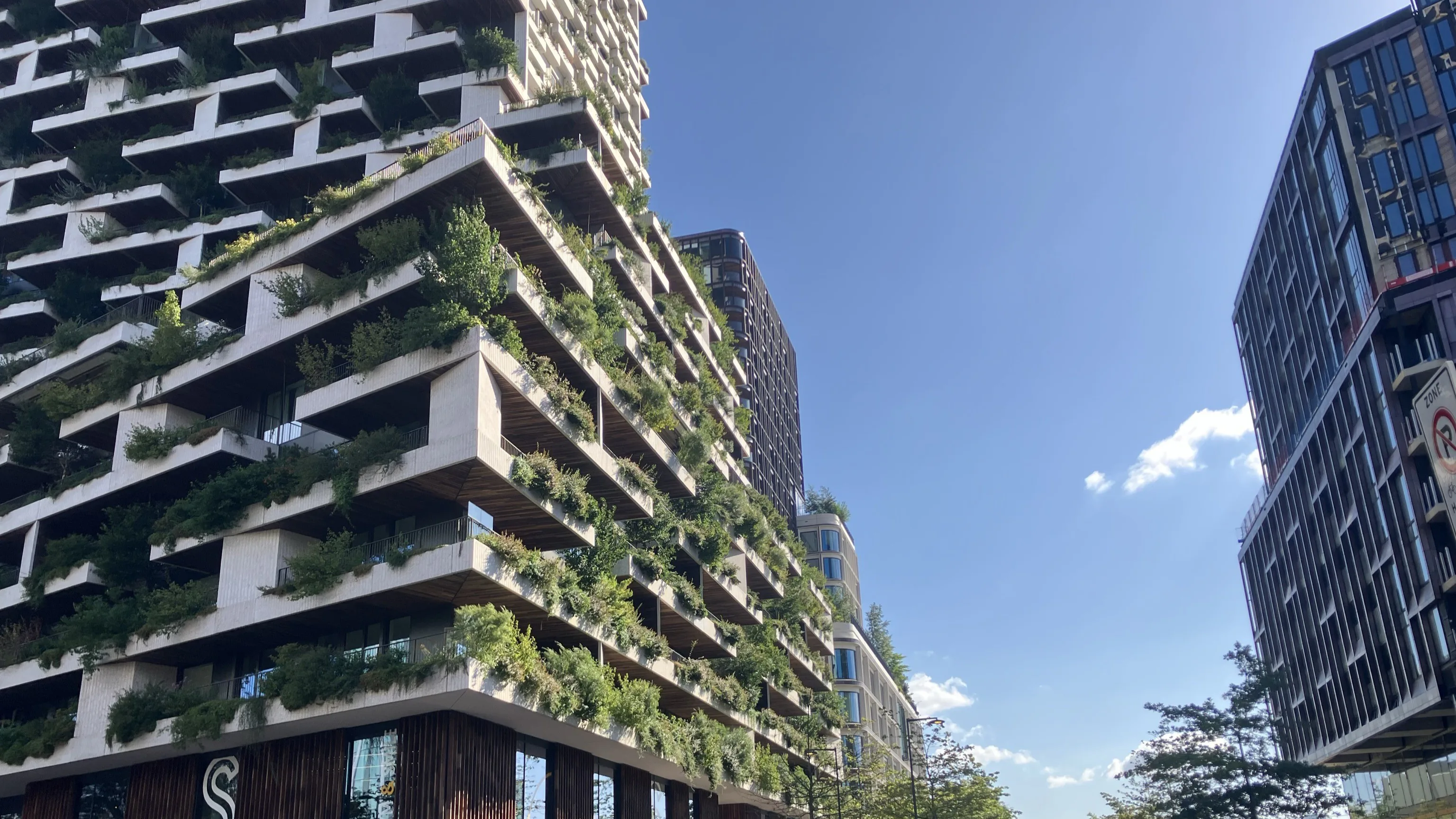 De planten aan de gevels van Wonderwoods aan de Utrechtse Jaarbeursboulevard zijn nog in goede conditie. Foto: Cobouw