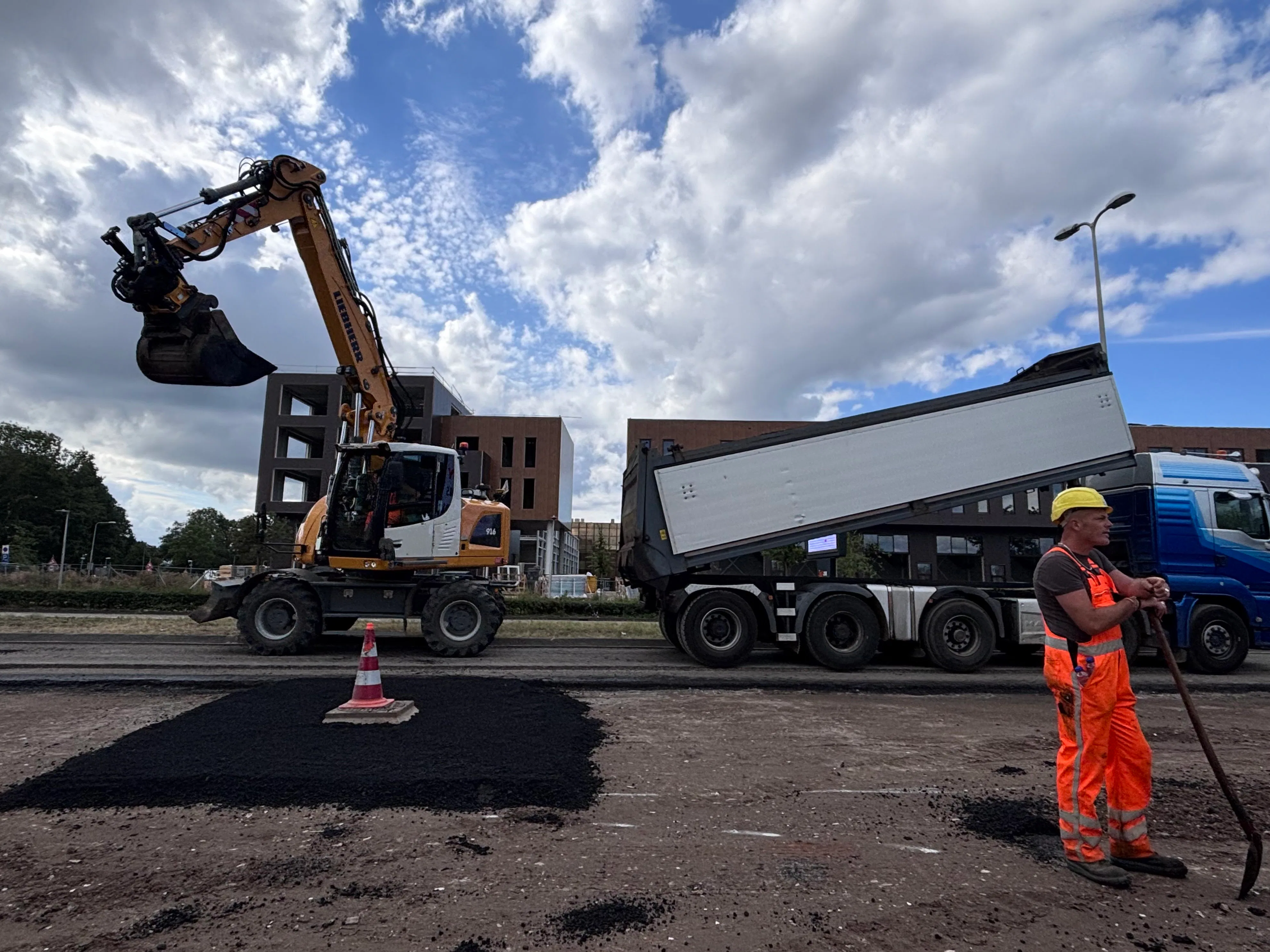 Iedere ochtend wordt er een nieuwe lading asfalt aangeleverd. Foto's: Mark de Bruijn