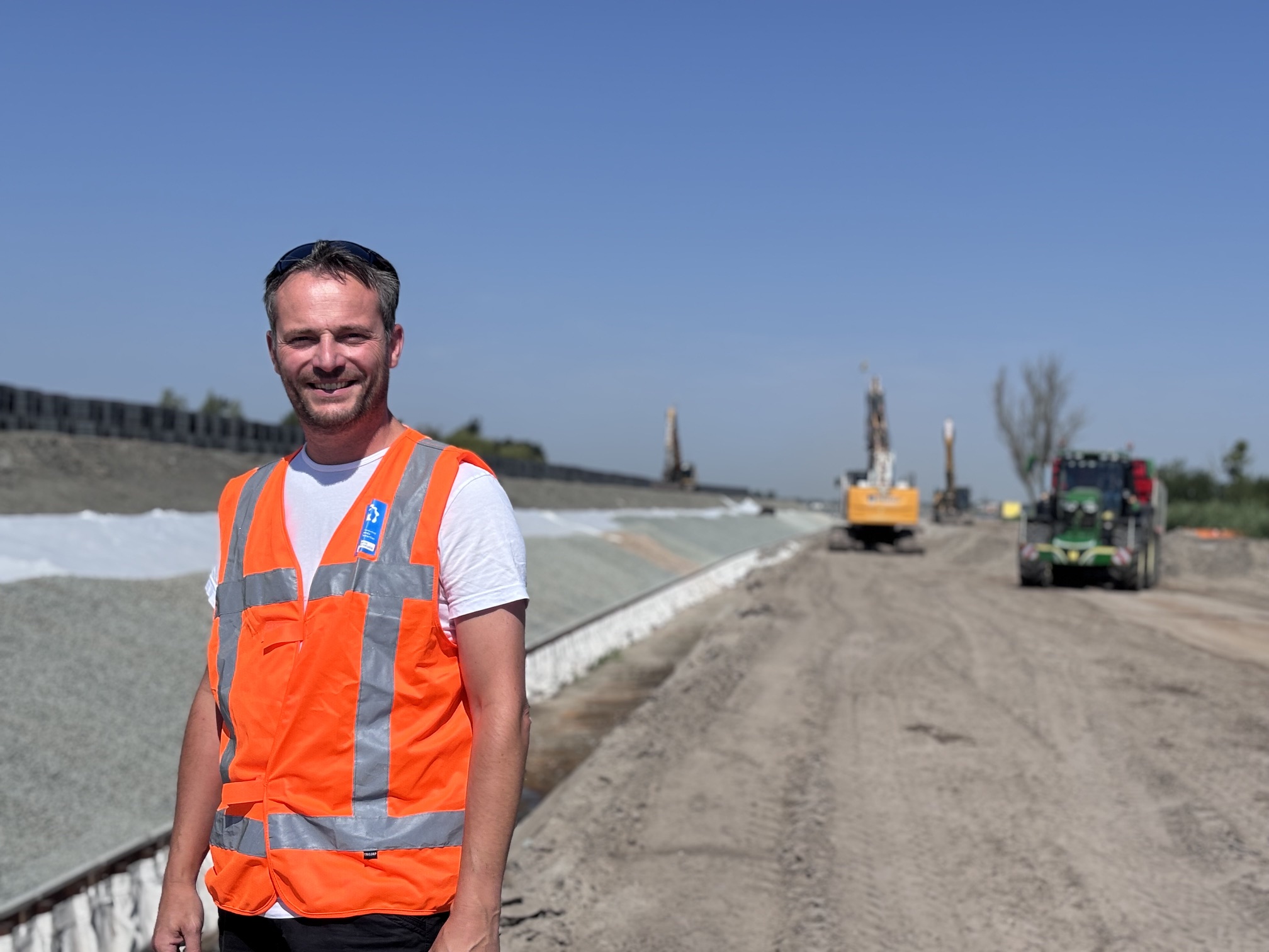 Dijkexpert Erik Vastenburg bij de nieuwe Markermeerdijk (tijdens de pauze dus even zonder helm). Foto: Mark de Bruijn