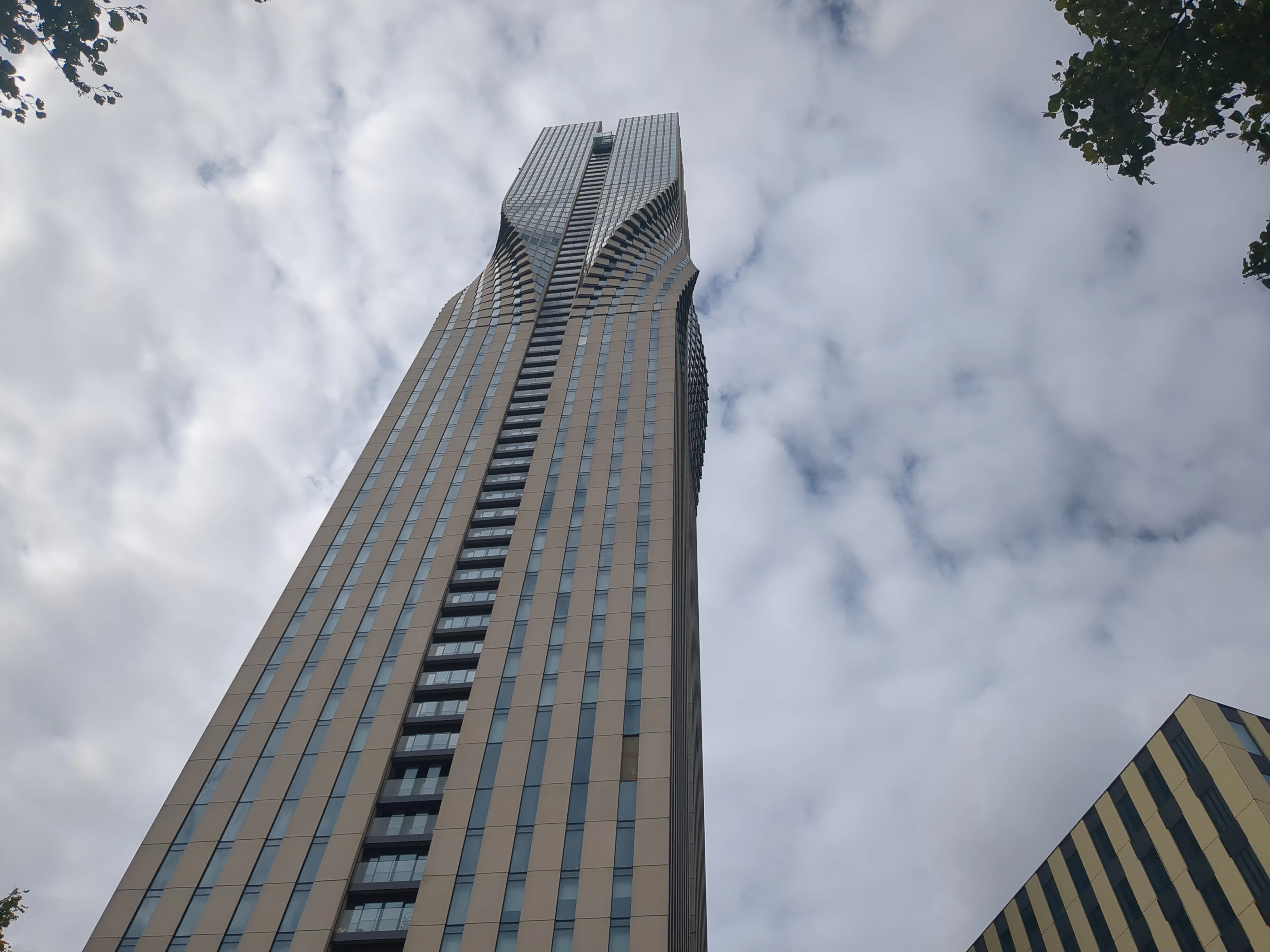 De 246 meter hoge Karlatornet van dichtbij. Foto: Stijn van Gils