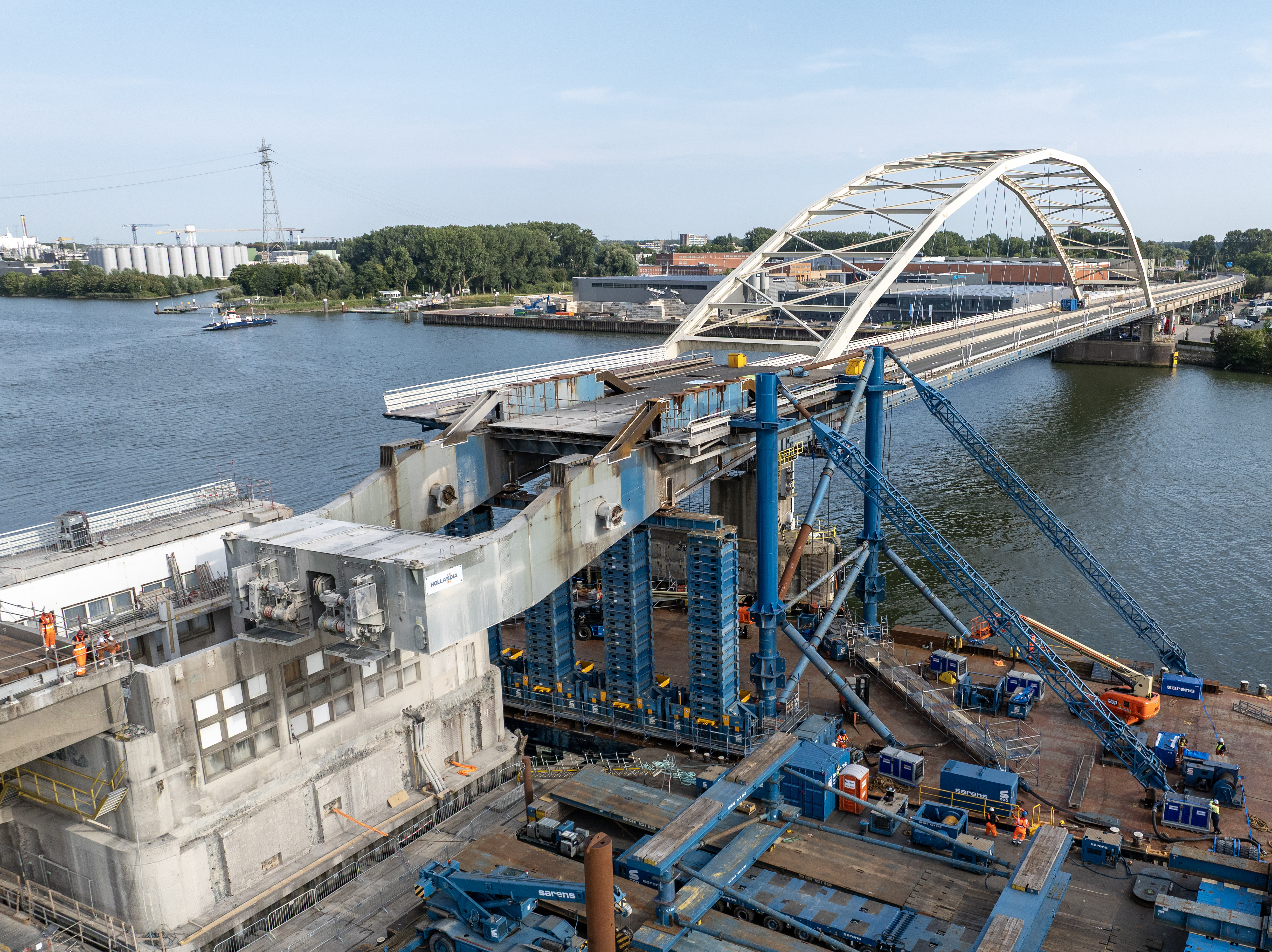 Klep en contragewicht zijn al een stuk verplaatst zodat de constructie kan worden afgezet op het ponton voor transport naar Vlaardingen. Foto: Rijkswaterstaat / Studio Retouched 