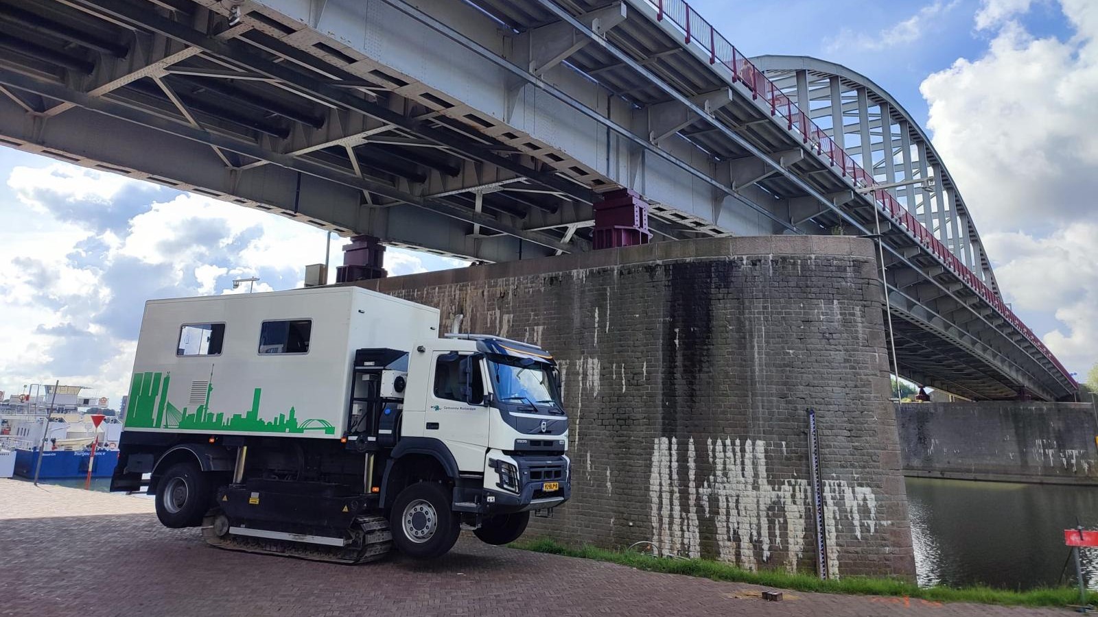 In Nijmegen heeft de sondeerwagen van Ingenieursbureau Gemeente Rotterdam magnetisch onderzoek gedaan met de speciale conus. Foto: Mark Kuiper 