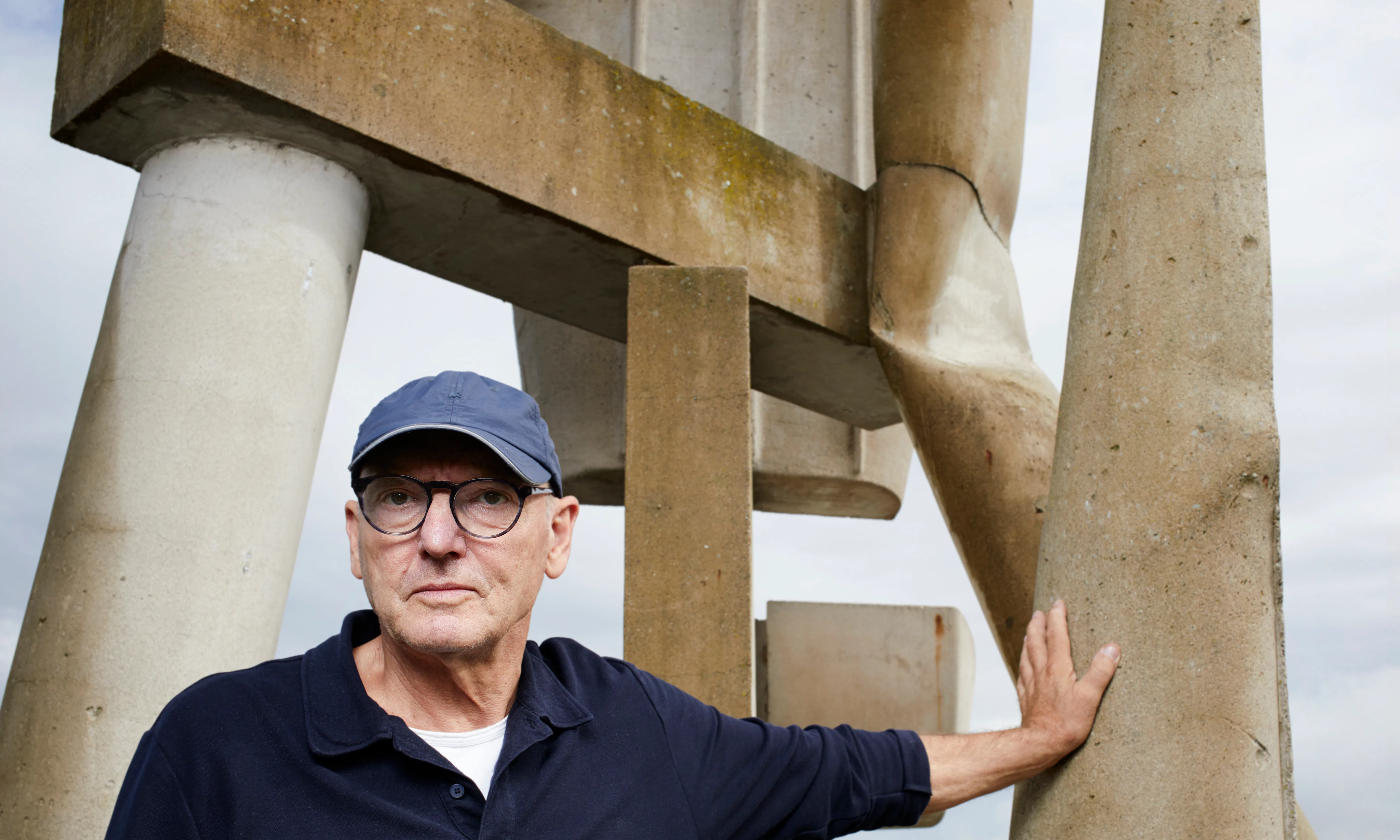 Kunstenaar Ruud Kuijer bij één van zijn Waterwerken. Foto: Christiaan Krouwels