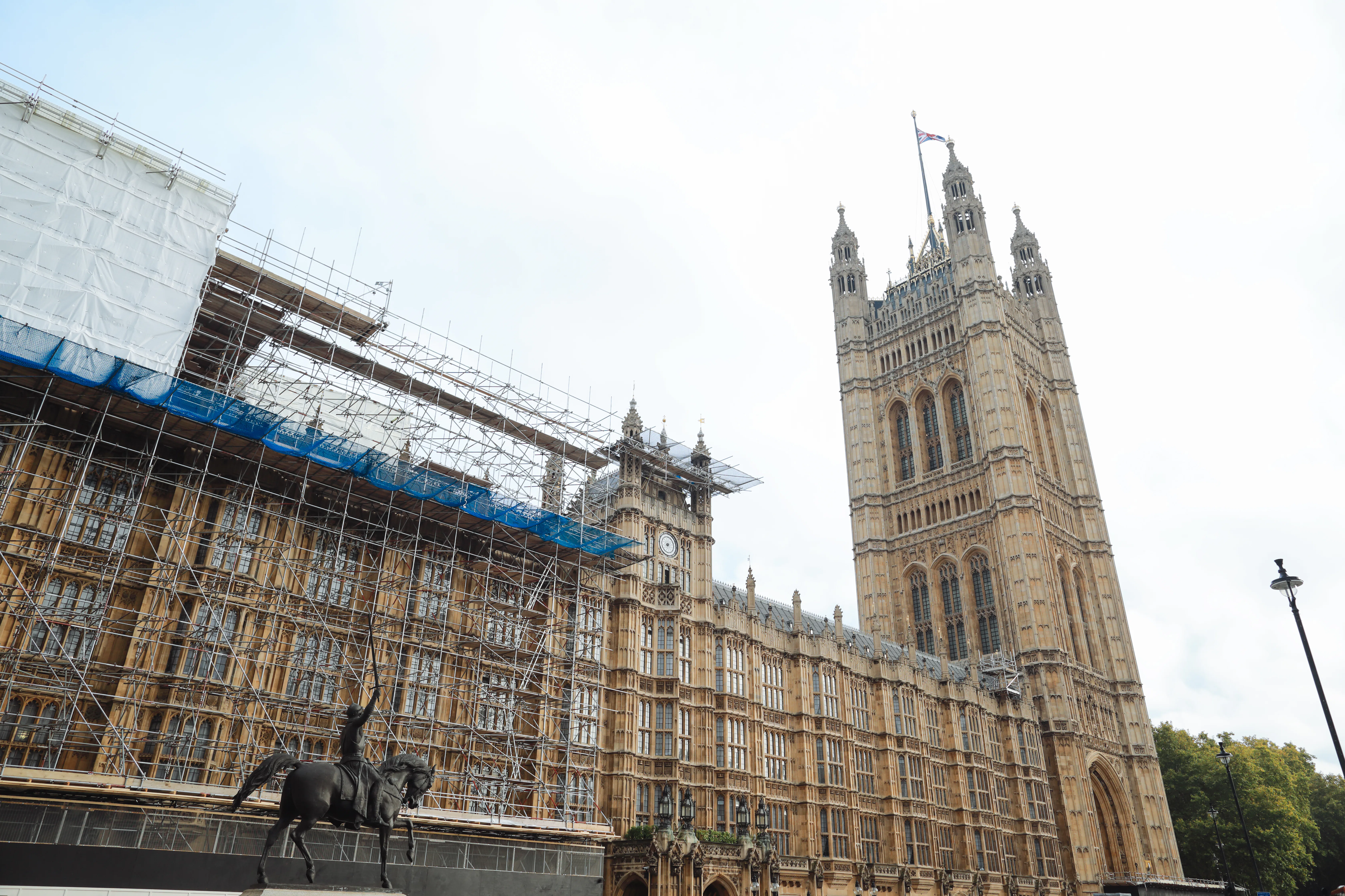 Aan het reguliere onderhoud van regeringscentrum Westminster Palace zijn de Britten per week 1,75 miljoen euro kwijt. Elk jaar uitstel van de noodzakelijke renovatie betekent een toename van de bouwkosten met bijna een half miljard euro. Foto: Shutterstock.