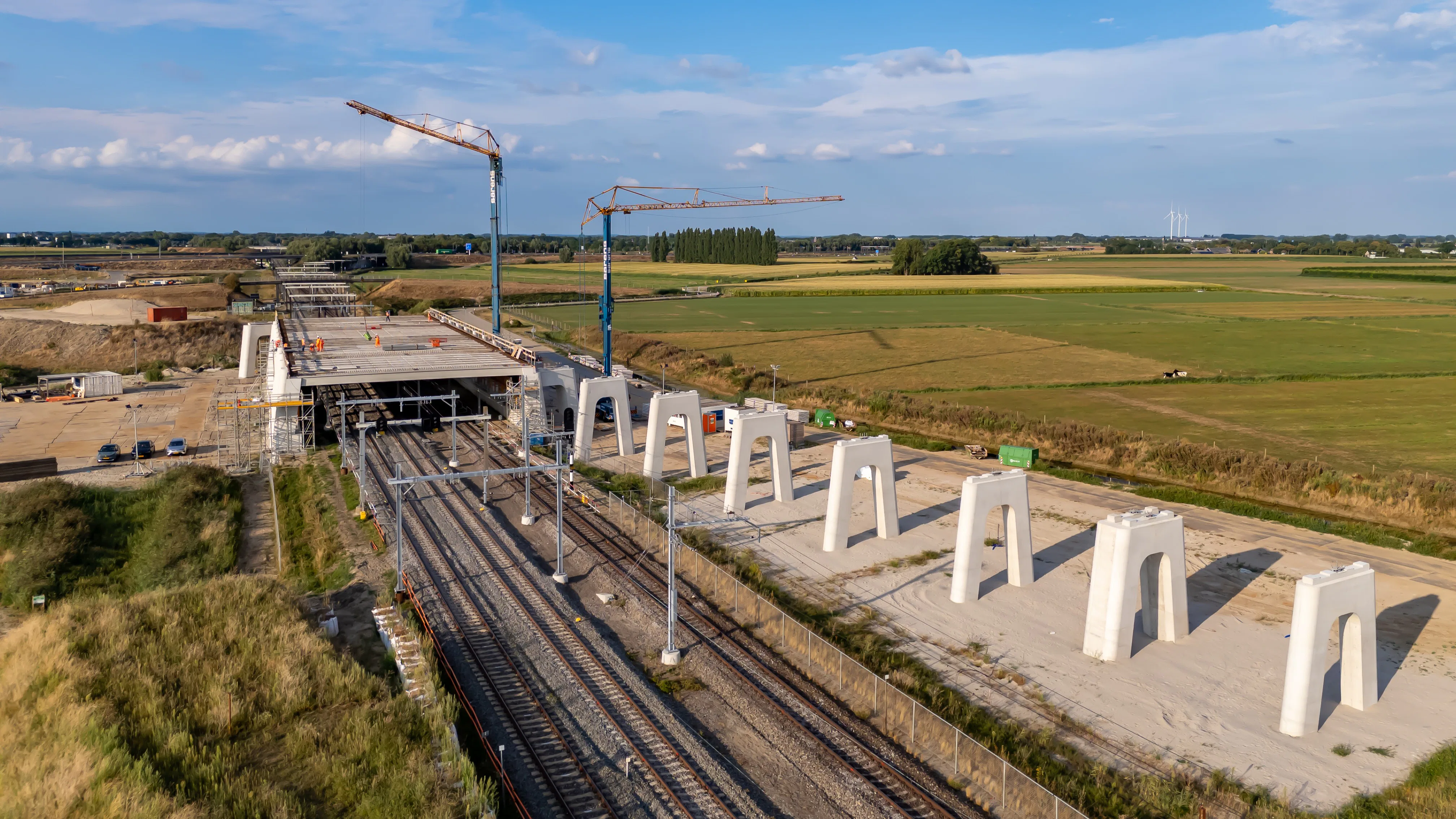 Het spoor van Den Bosch naar Utrecht, nog zonder het dak van de tunnel. Tijdens de werkzaamheden wordt het dak geplaatst. Foto: Van Hattum en Blankevoort