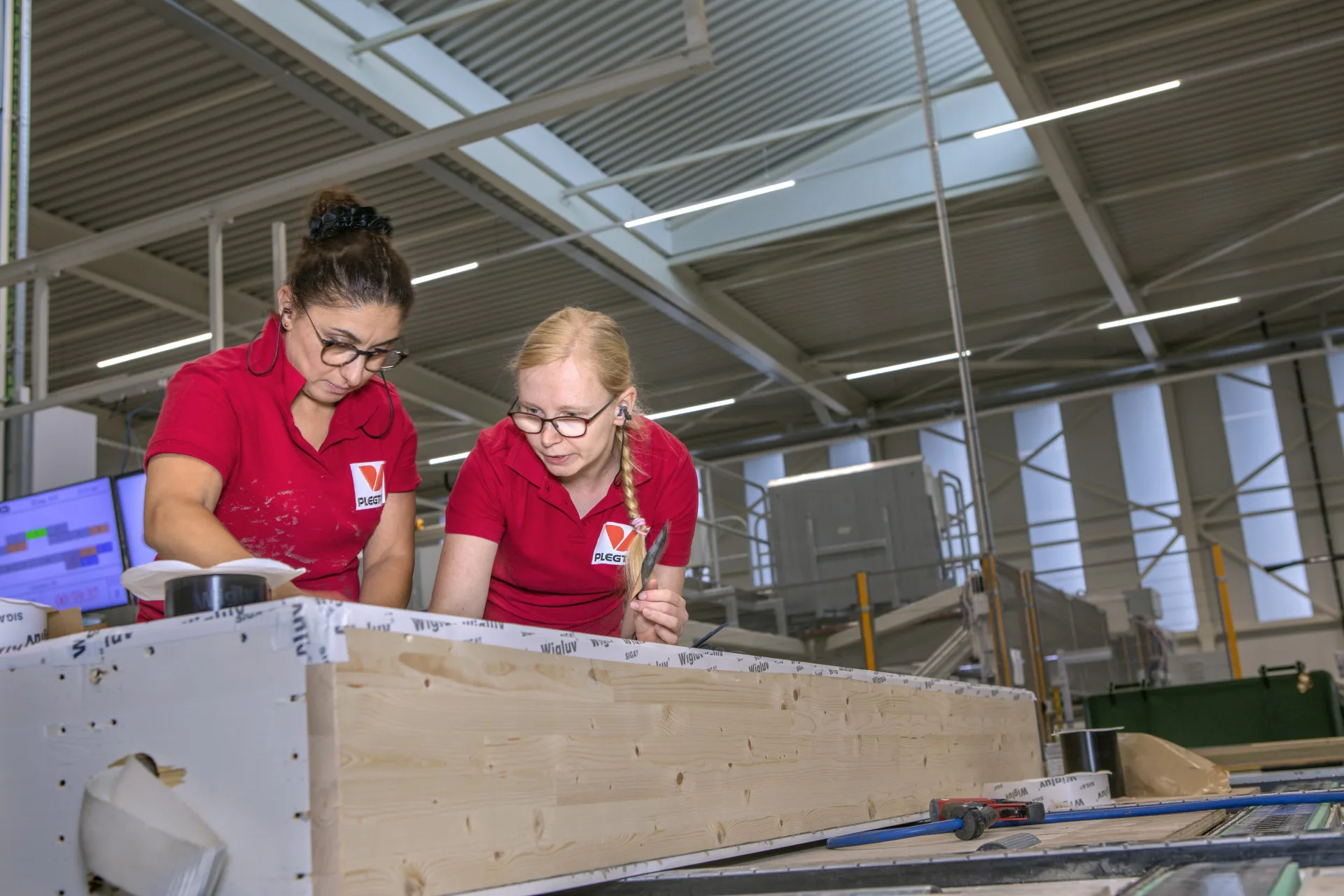  Medewerkers van Plegt-Vos zetten een gevelelement in elkaar. Foto Stijn Rademaker
