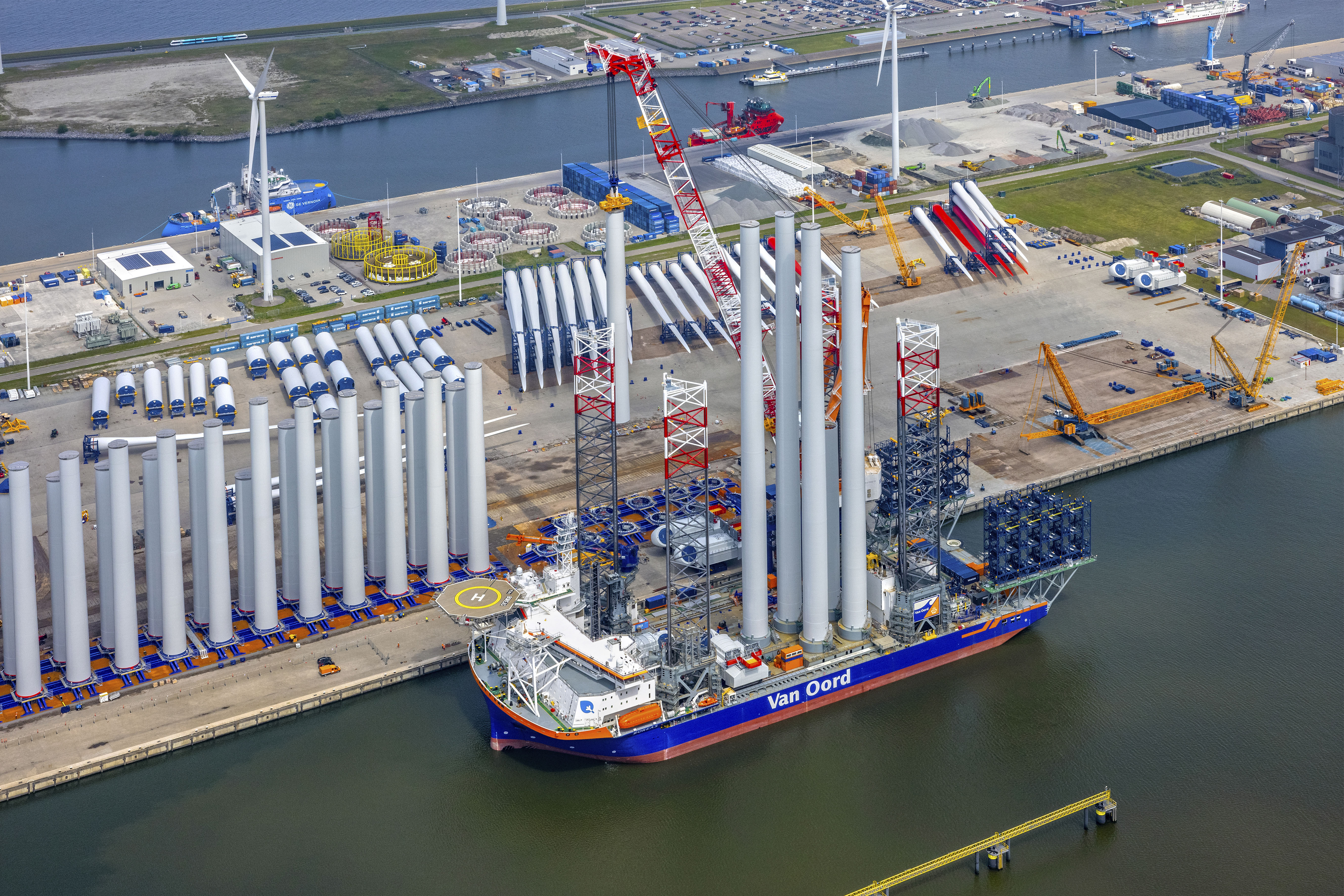 De turbines, rotorbladen en masten voor windpark Ecowende worden aan boord gehesen van het installatieschip voor plaatsing op zee. Foto: Ecowende.  
