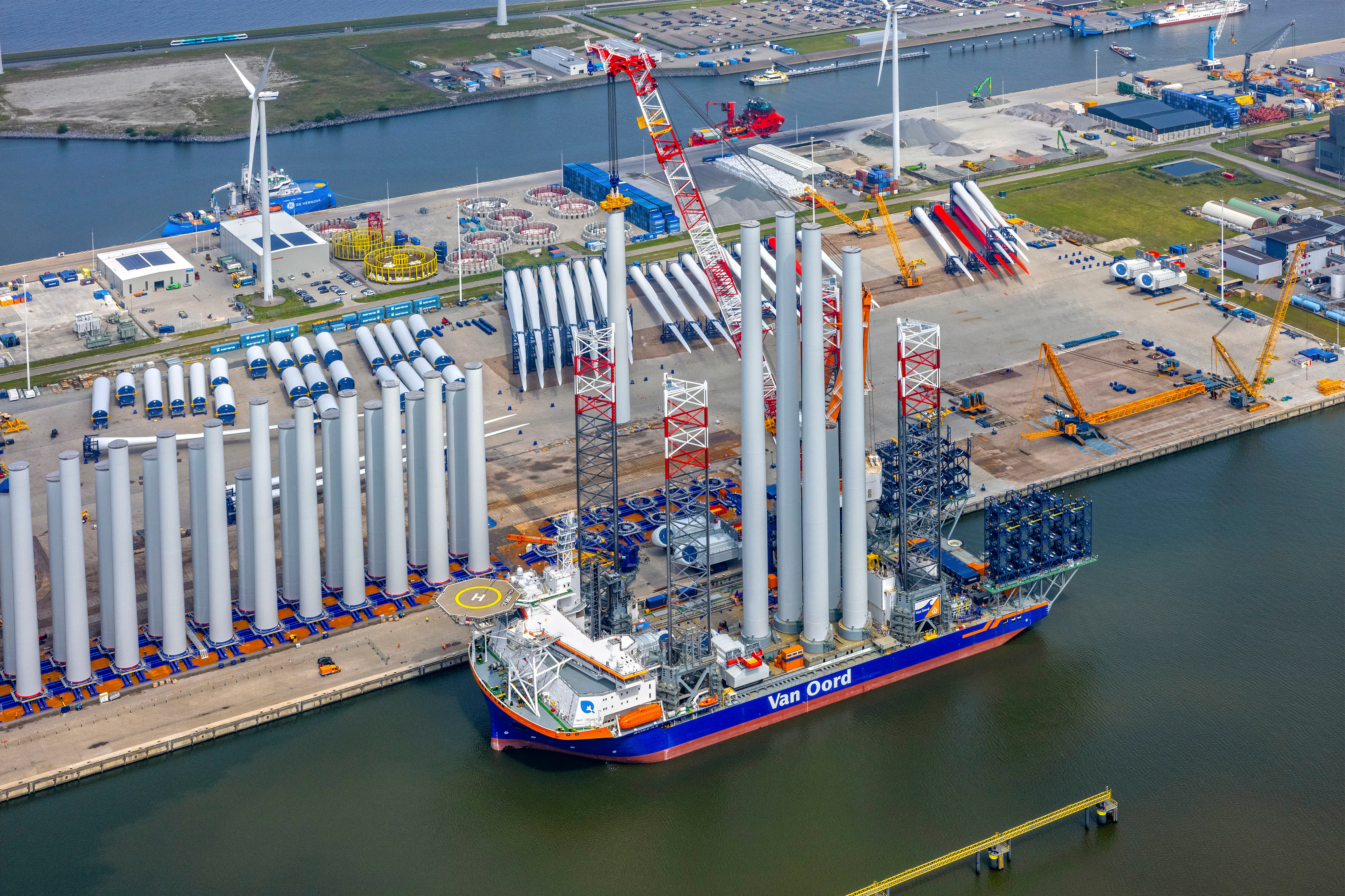 De turbines, rotorbladen en masten voor windpark Ecowende worden aan boord gehesen van het installatieschip voor plaatsing op zee. Foto: Ecowende.  