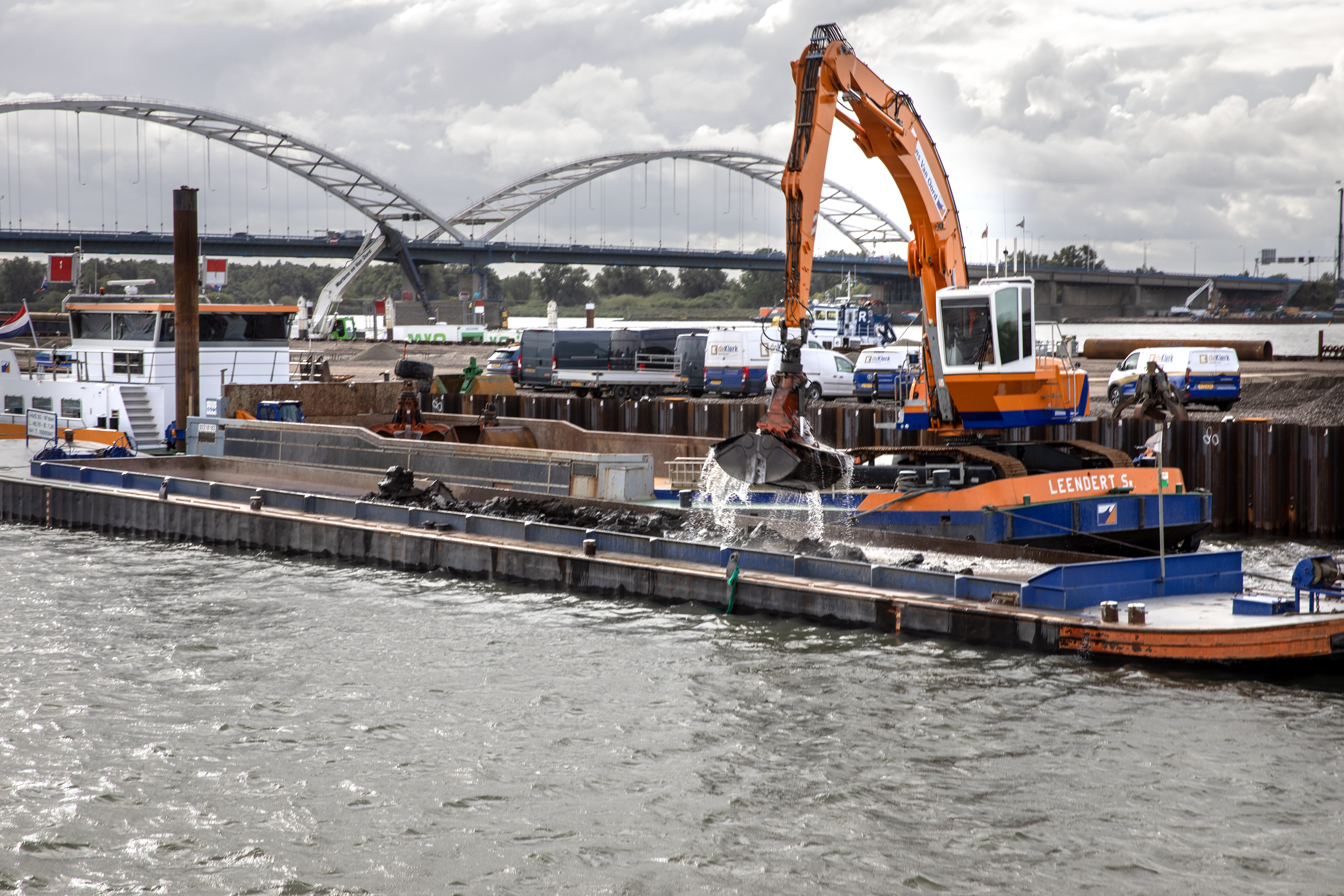 Combinatie Alséén legt de laatste hand aan het werkeiland, op een steenworpafstand van de Merwedebrug. Foto: Suzanne van de Kerk.