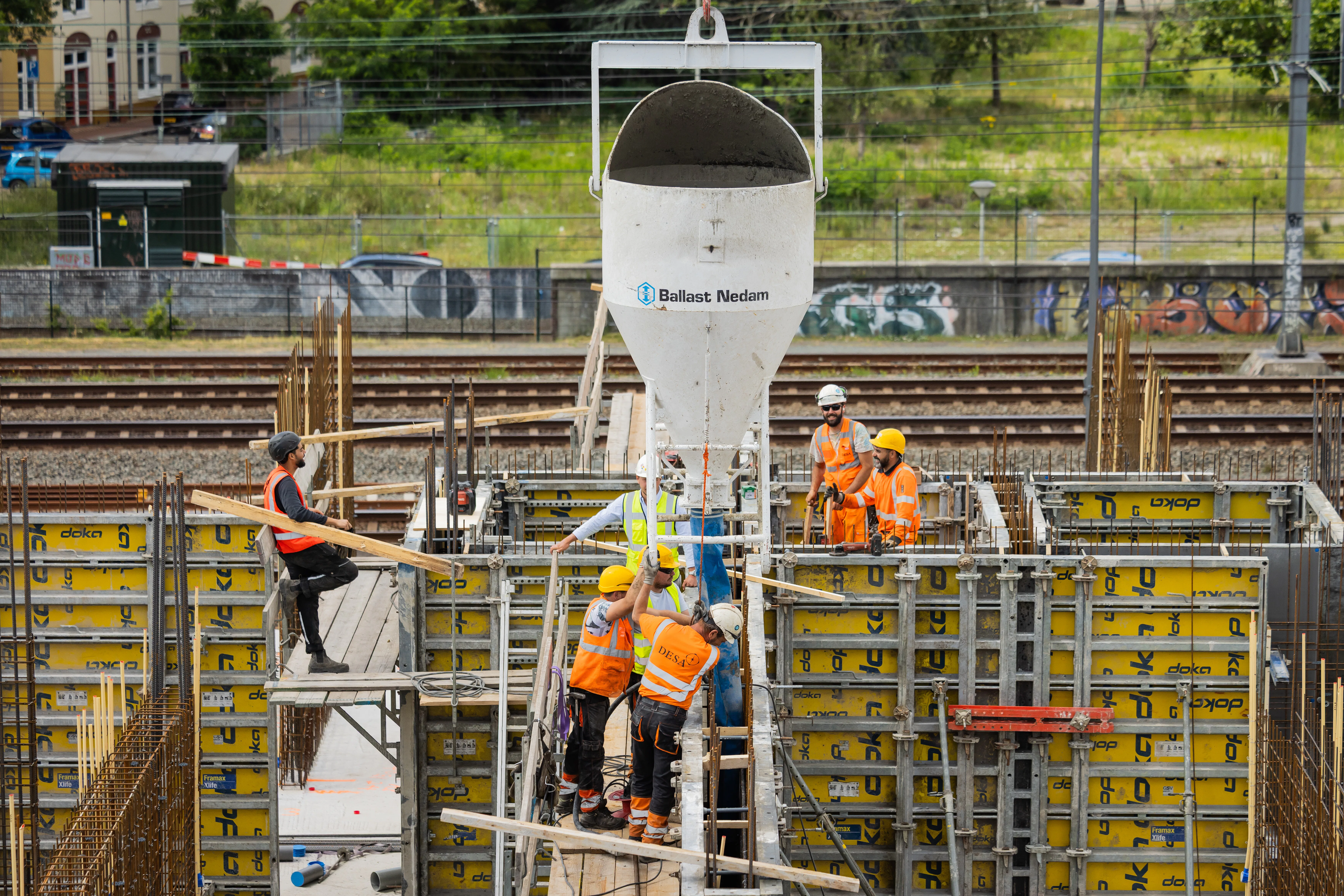 Het afgelopen jaar haalde Ballast Nedam contracten binnen voor de bouw van de nieuwe westelijke Merwedebrug en de sloop van de bestaande bruggen. Foto: ANP