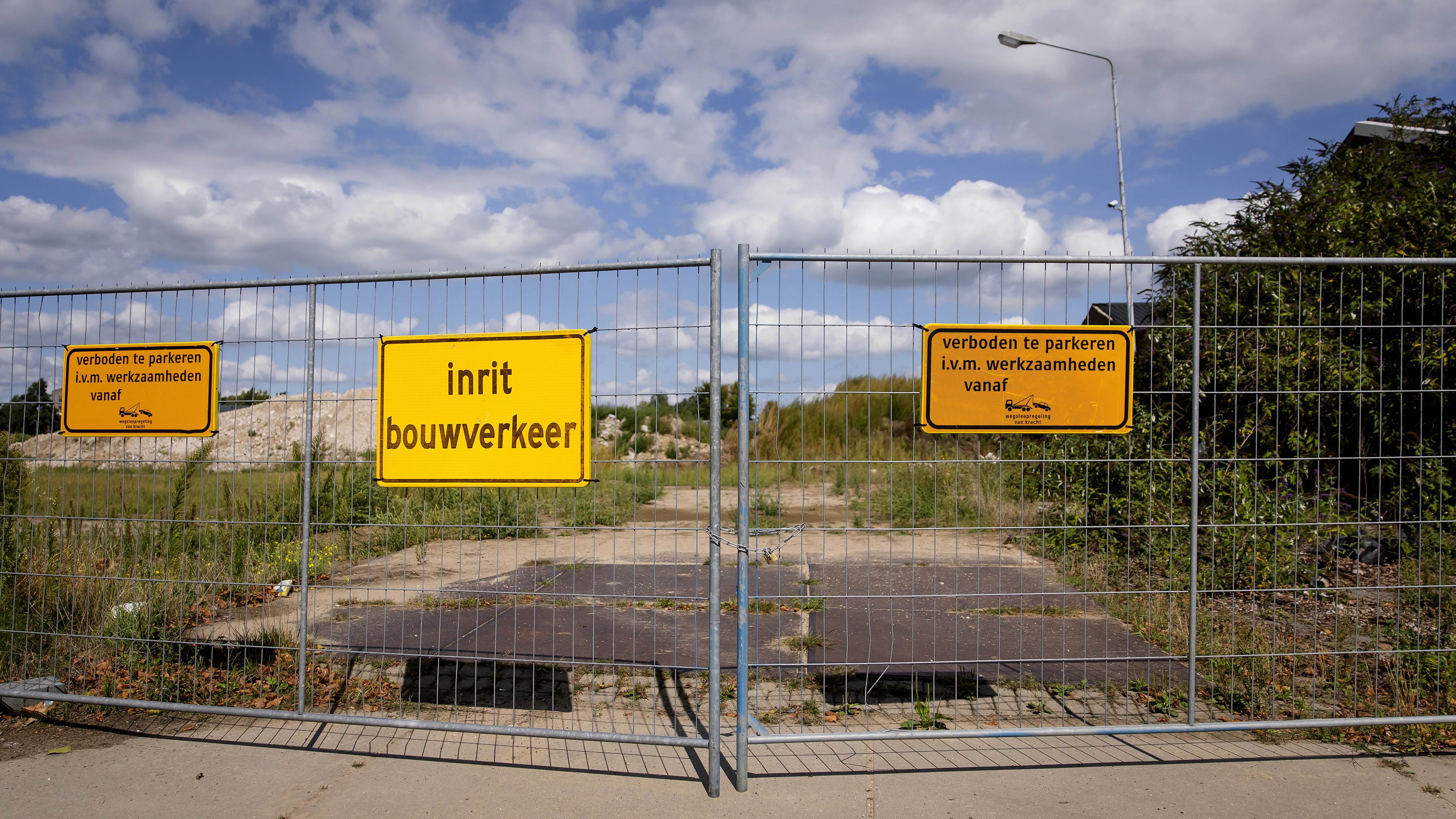 Een terrein bij het Haveneiland in Deventer waar nieuwe woningen gebouwd gaan worden. Foto: Sem van der Wal/ANP