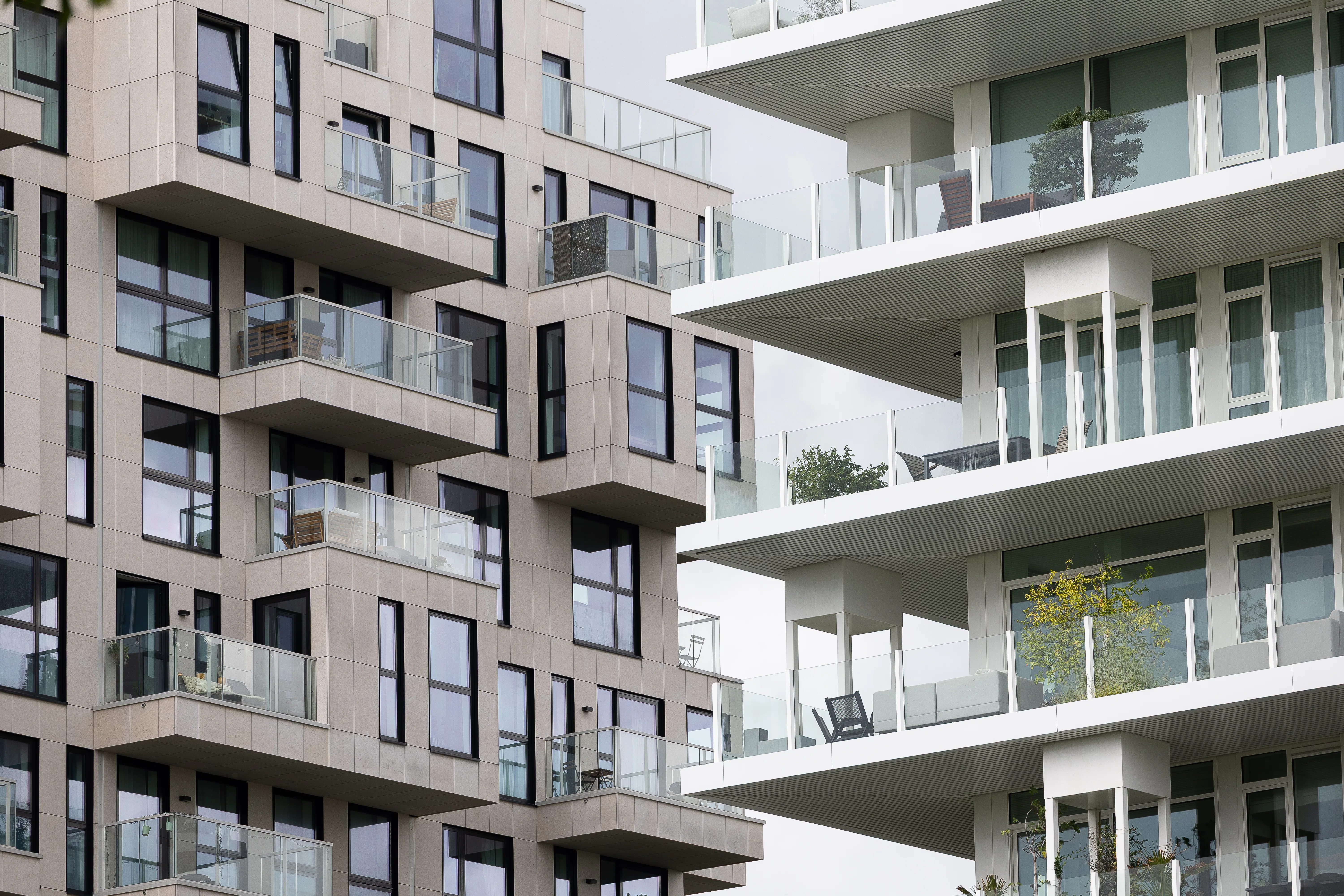 Luxe nieuwbouwwoningen in stadsdeel Amsterdam-West. Veel gemeenten voldoen niet aan de nieuwe Volkshuisvestingswet. Foto: ANP