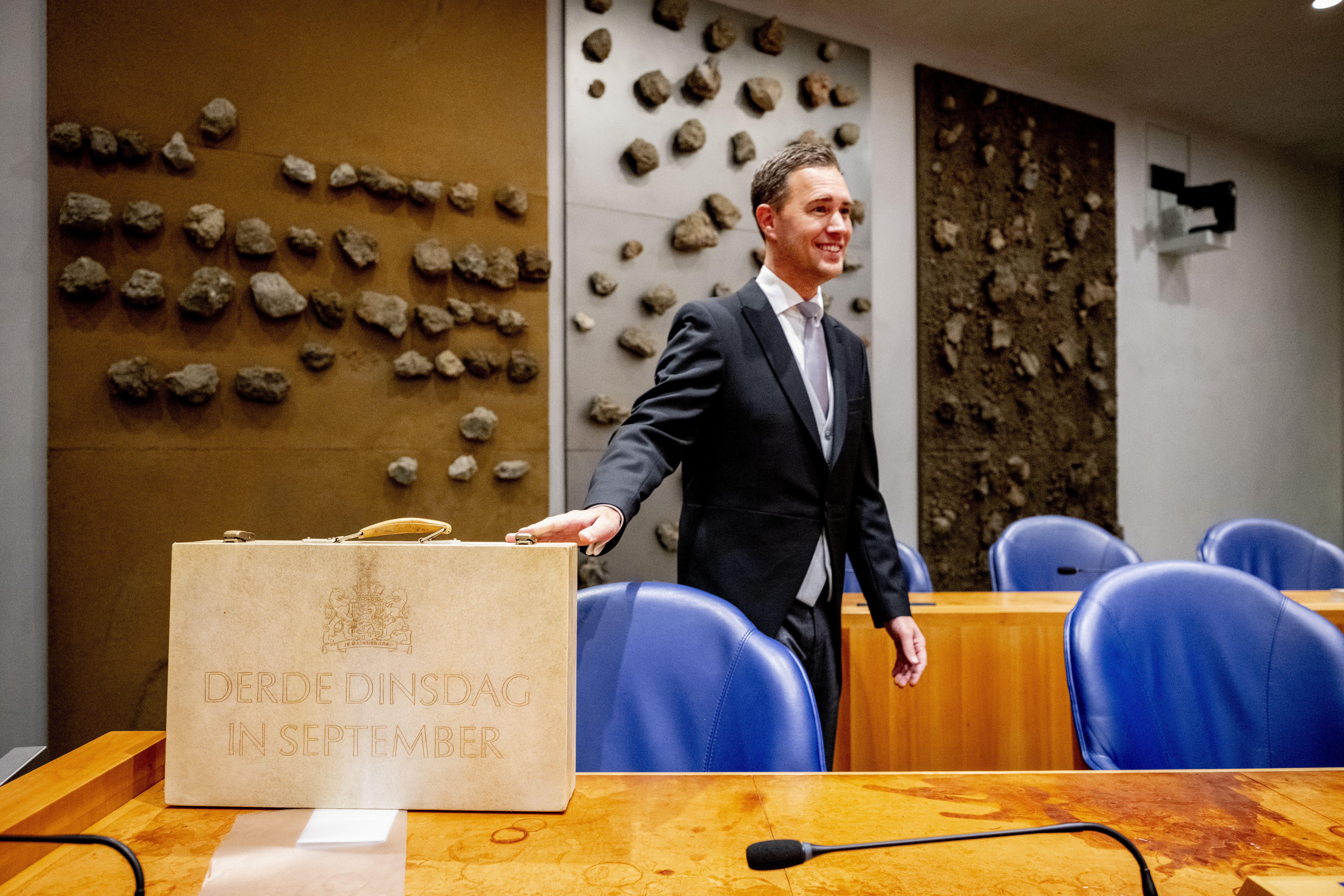 Minister Eelco Heinen van Financiën met het koffertje met de miljoenennota en rijksbegroting. Foto: ANP