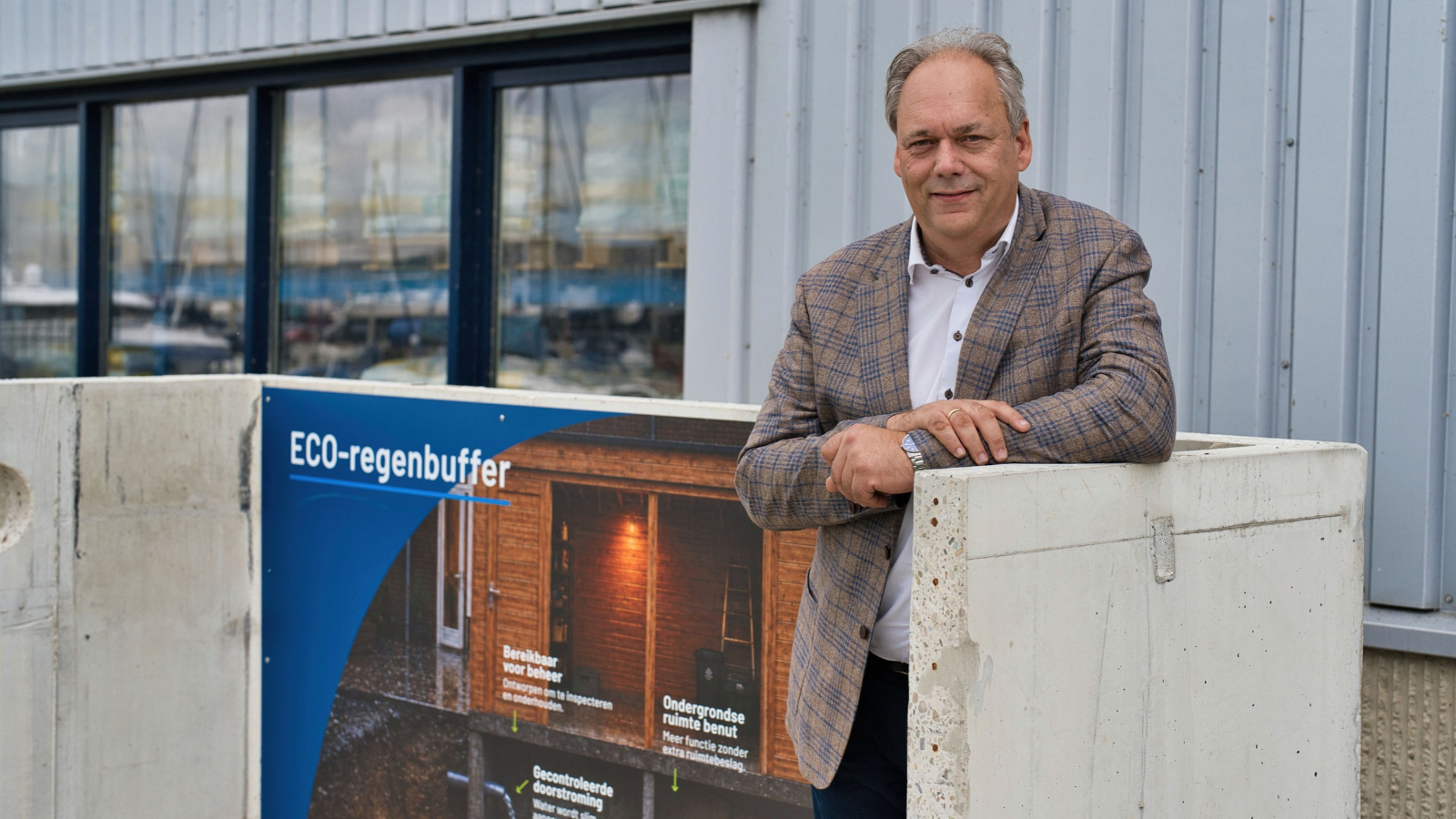 John Engelsman bij de Eco-regenbuffer.