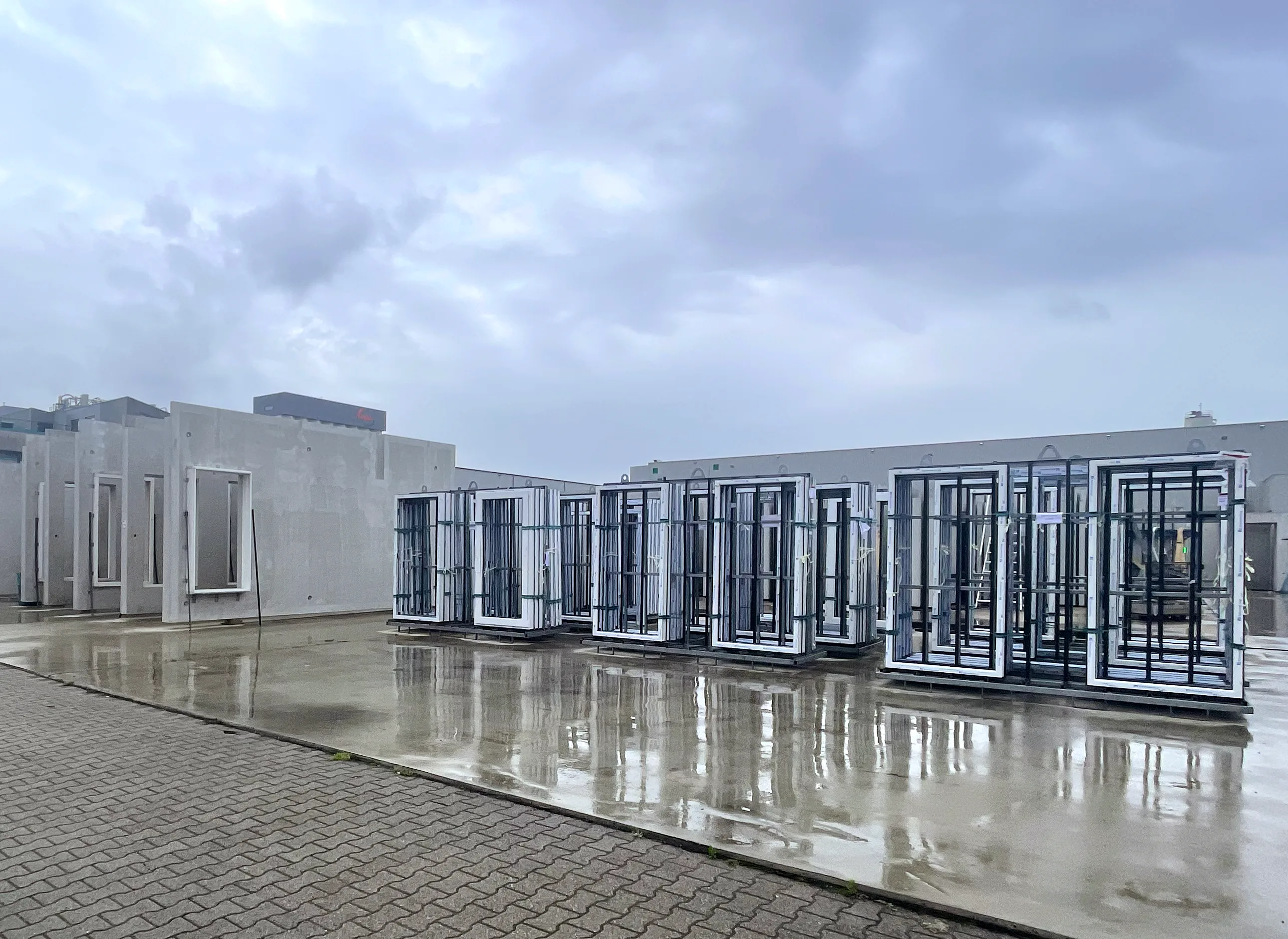Kozijnen staan gereed voor verwerking in de prefab gevelelementen.