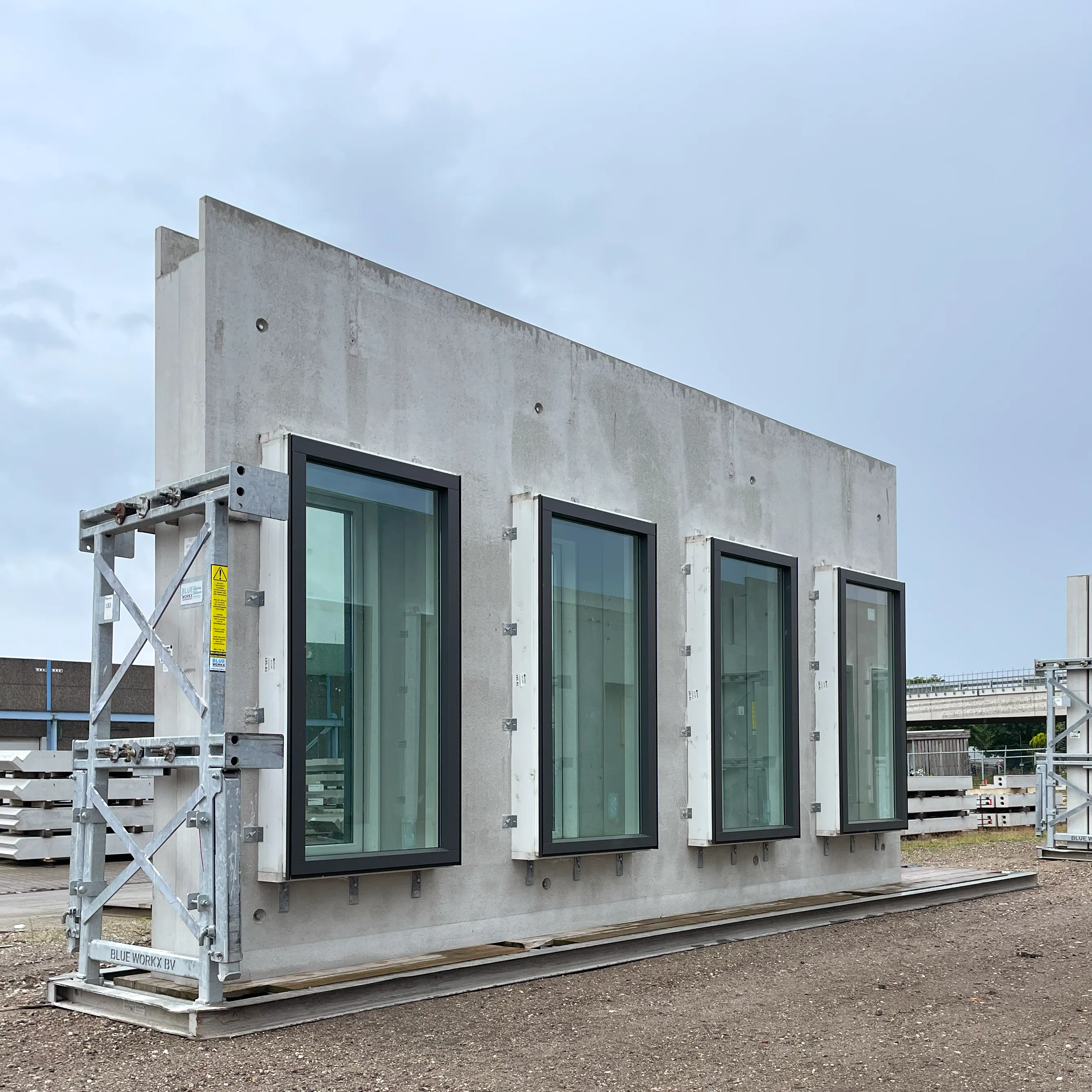 De prefab gevelelementen staan compleet beglaasd gereed voor transport naar de bouwplaats.