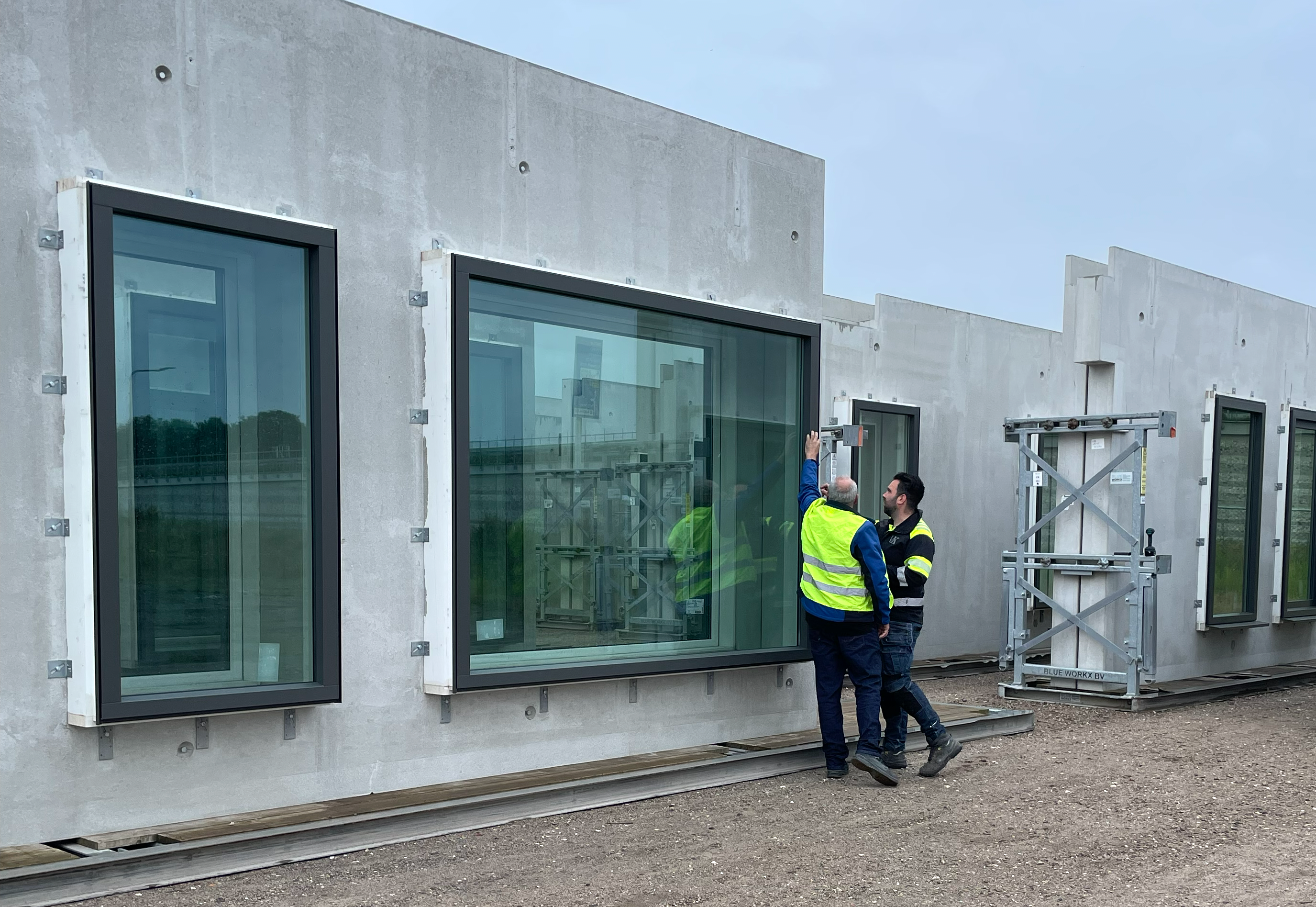 Controle van de gemonteerde kozijnen in een prefab betonelement voor transport naar de bouwplaats.