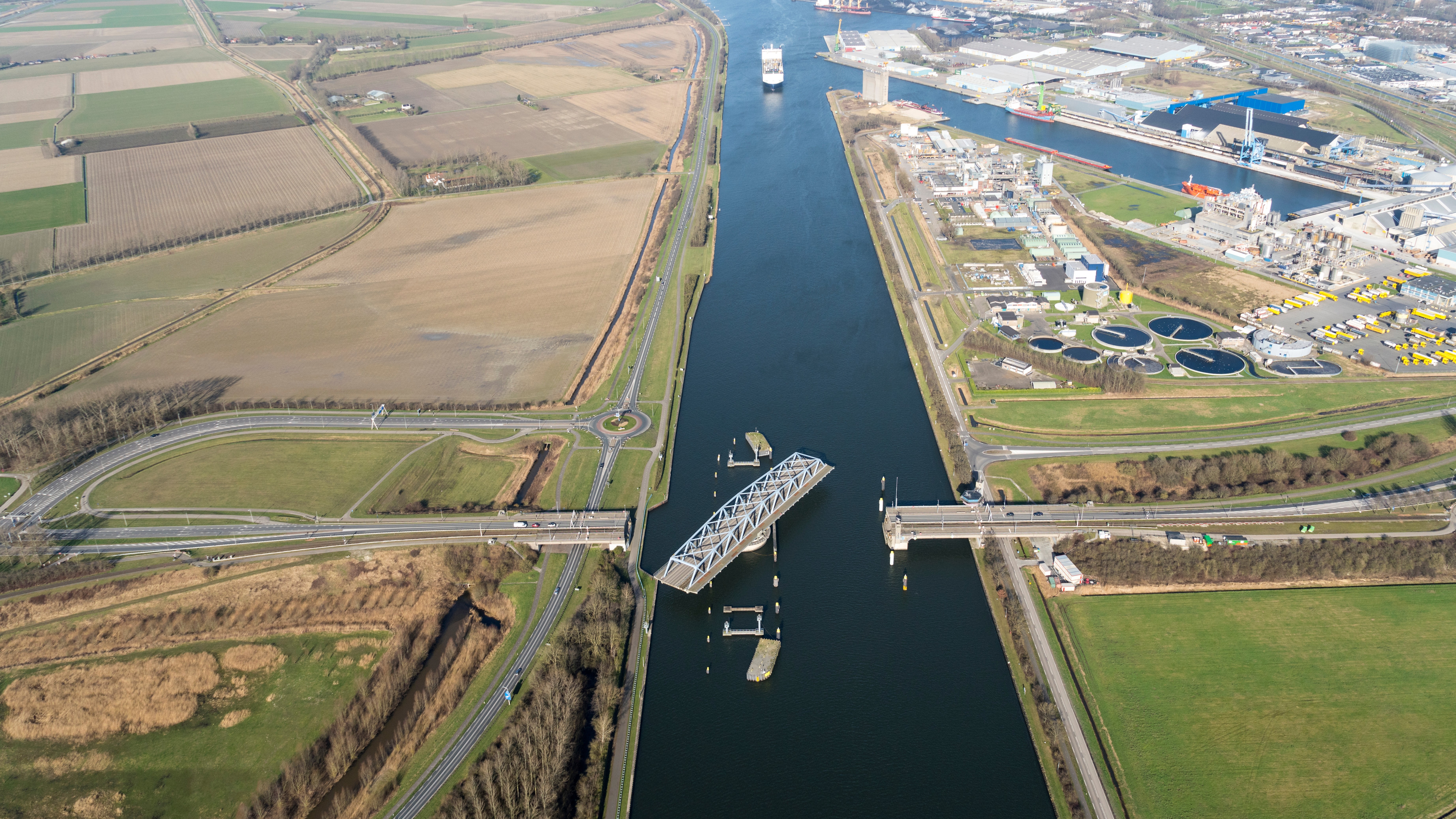 Draaibrug Sluiskil over het Kanaal Gent-Terneuzen, één van de zes bruggen waaraan onderhoud uitgevoerd zal worden. Foto: Shutterstock