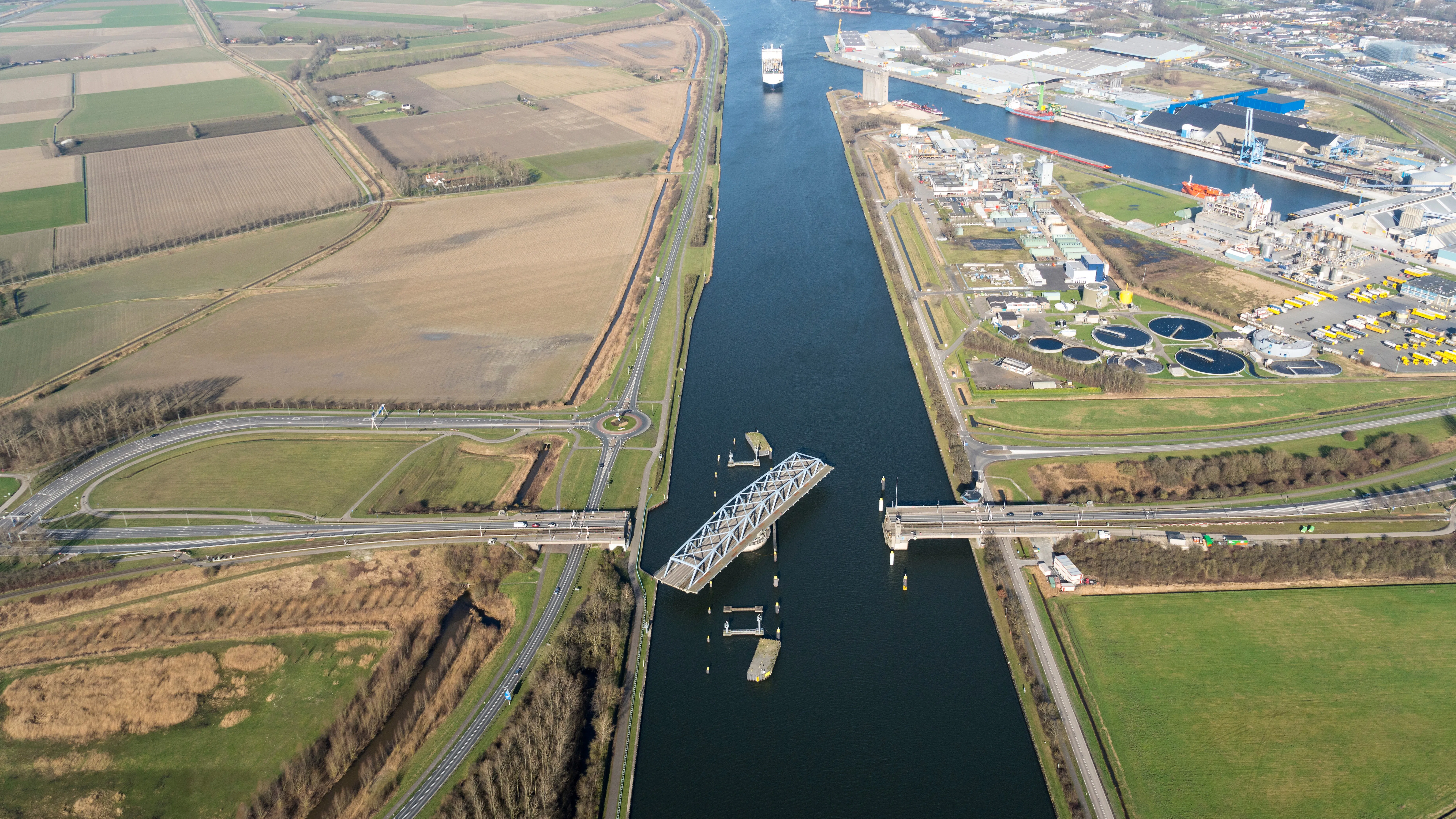 Draaibrug Sluiskil over het Kanaal Gent-Terneuzen, één van de zes bruggen waaraan onderhoud uitgevoerd zal worden. Foto: Shutterstock