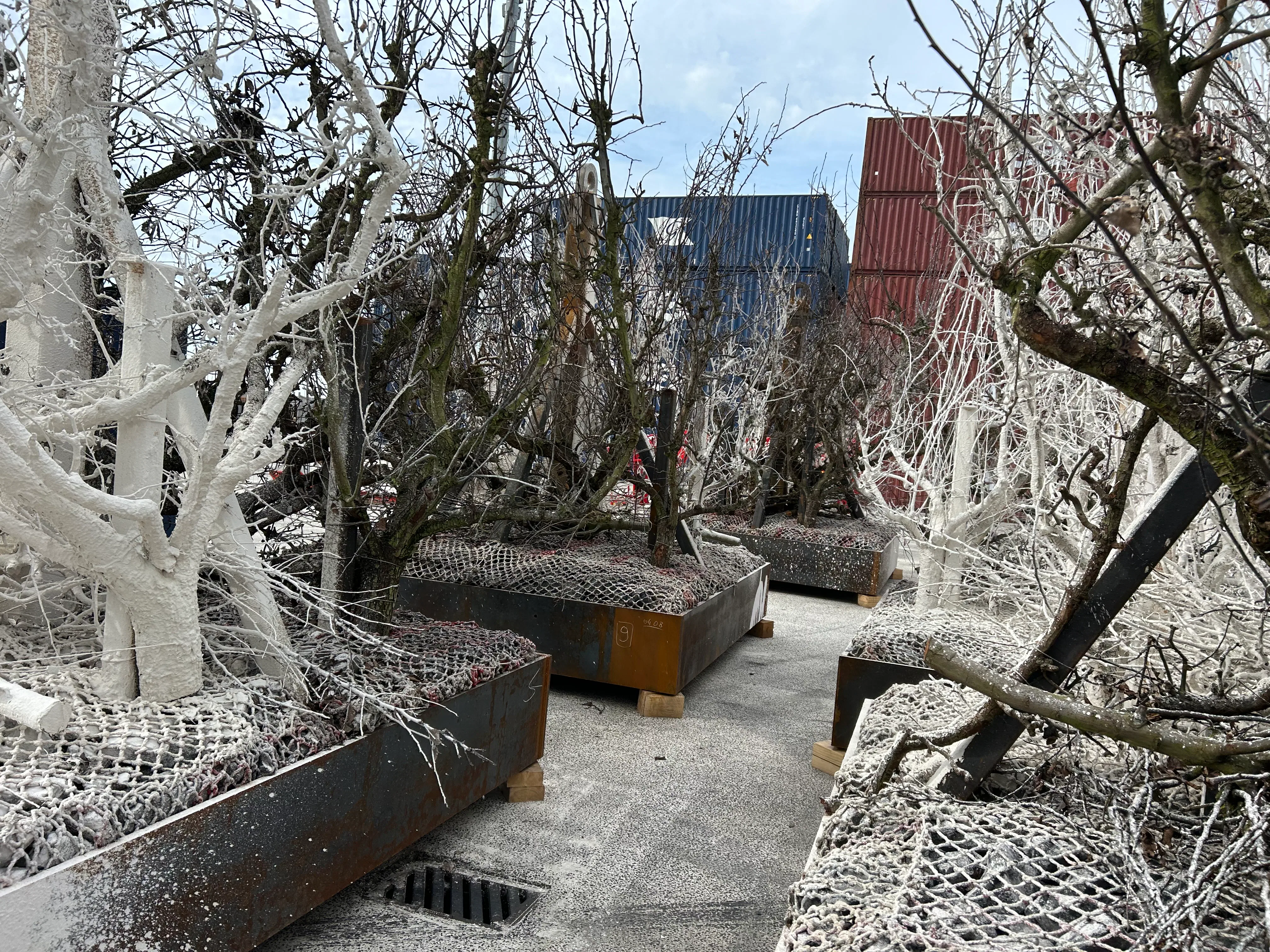 Het 'treereef' voor windpark Ecowende staat klaar op de kade in Amsterdamse haven. Foto: Cobouw.