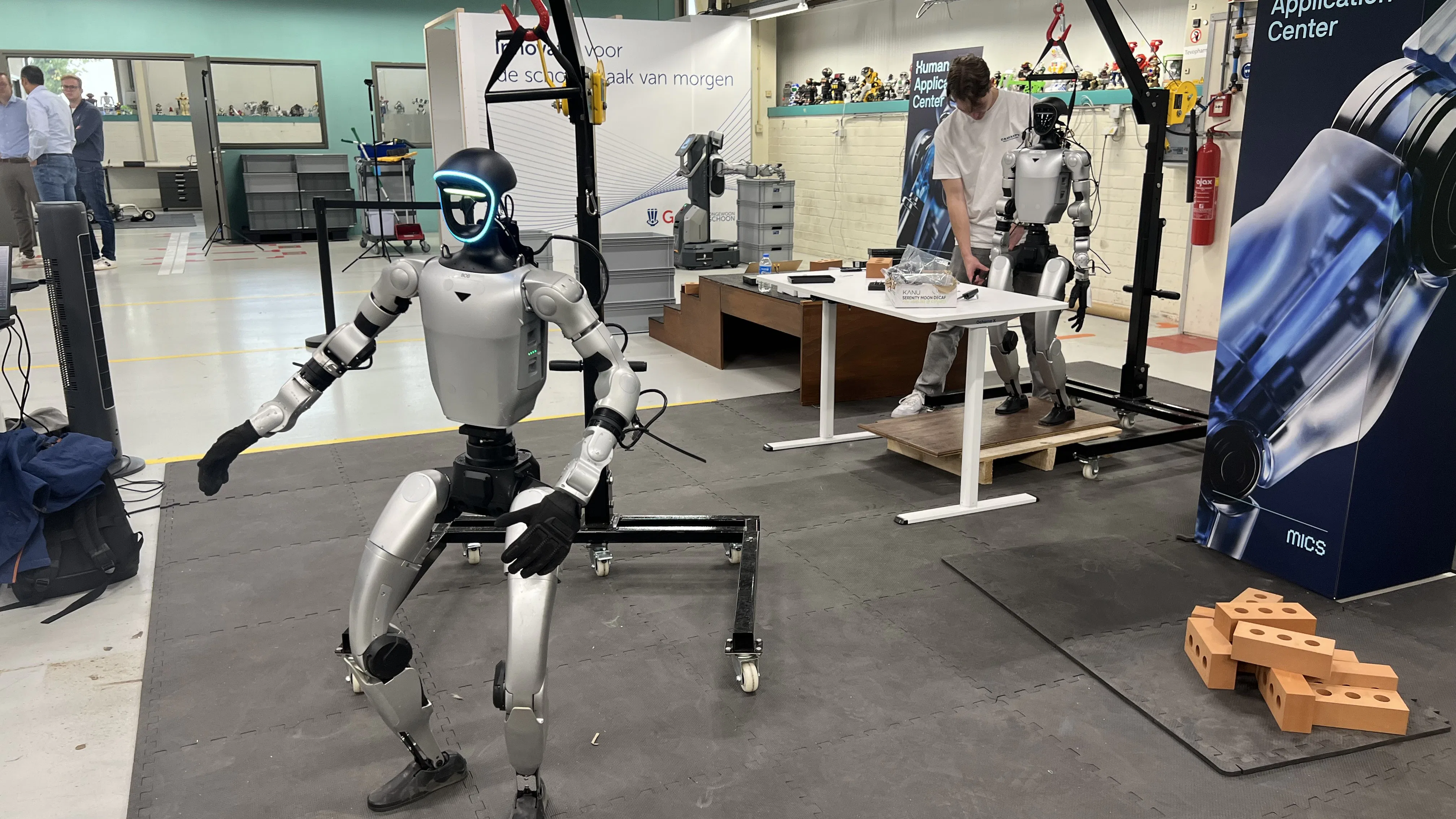 Humanoid Bob maakt al redelijk soepele bewegingen en de ‘menselijke’ robot van glimmend staal valt niet snel om. Hij kan zelfs een eindje kruipen op de knieën. Foto: Cobouw