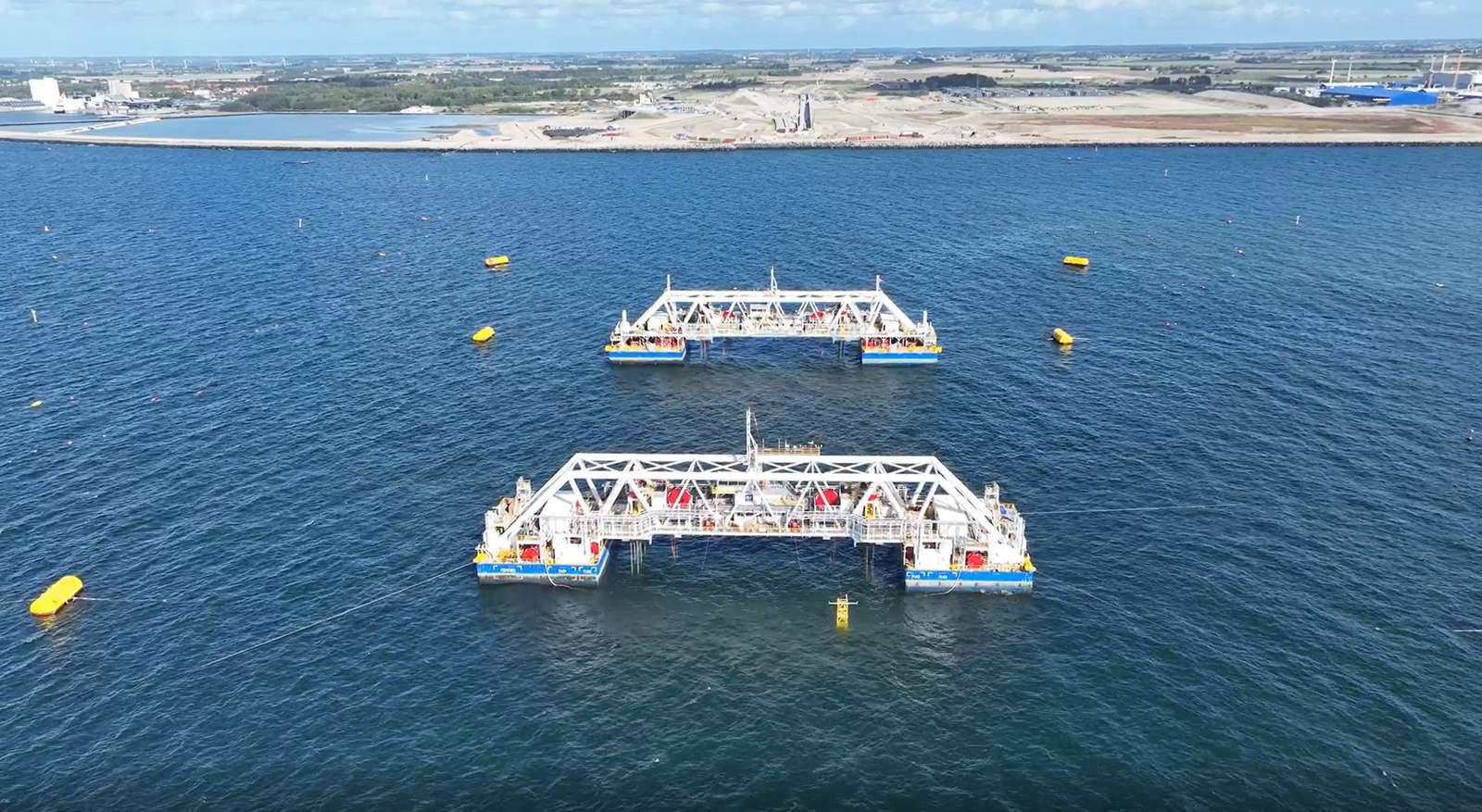 Het vierde element wordt afgezonken aan de Deense kant van de Fehmarnbelt tunnel. Foto: Sund&Baelt